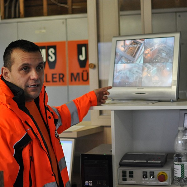 Urs Müller, der beim Kieswerk der JMS AG in Grynau arbeitet, hat auch den Kurs zum Rohstoffaufbereiter absolviert. (Bild: Frédéric Zwicker)