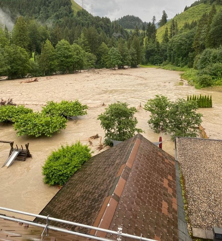 Hochwasser der Emme beim Hotel Kemmeriboden Bad