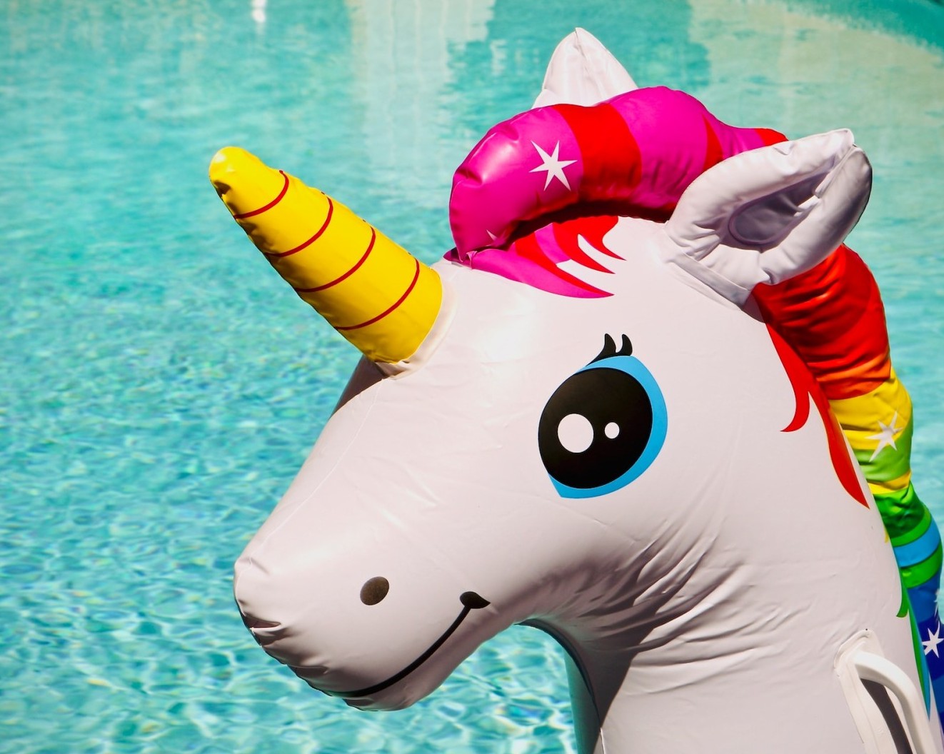 Aufblasbares Einhorn im Pool (Symbolbild)