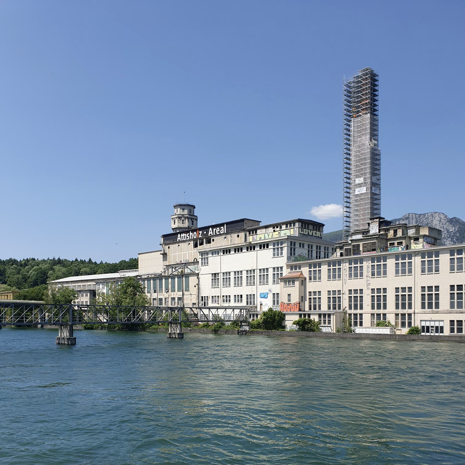 Die Zellolusefabrik von der Aare aus gesehen.