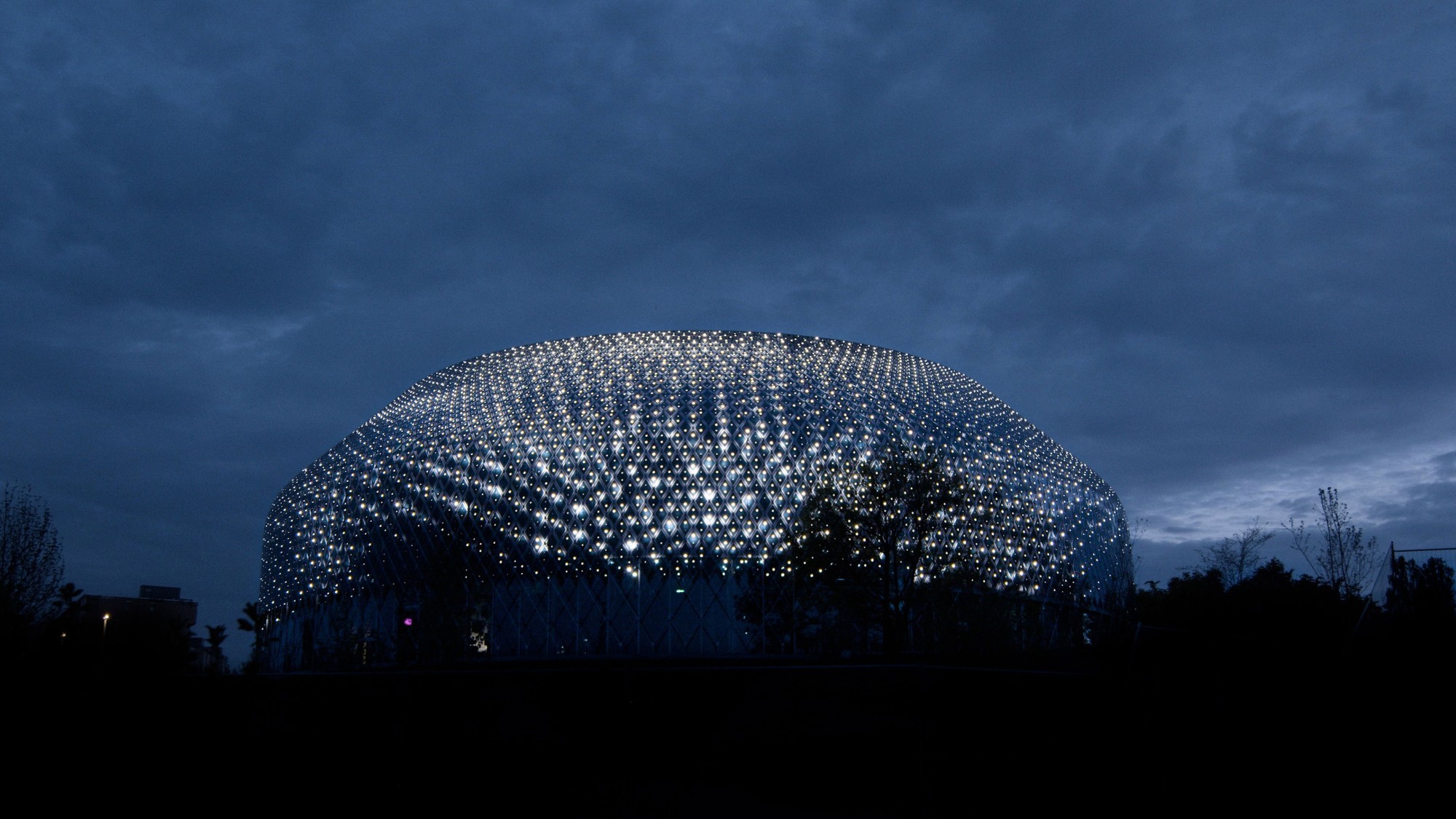 Pavillon nauf dem Novartis-Campus bei Nacht.