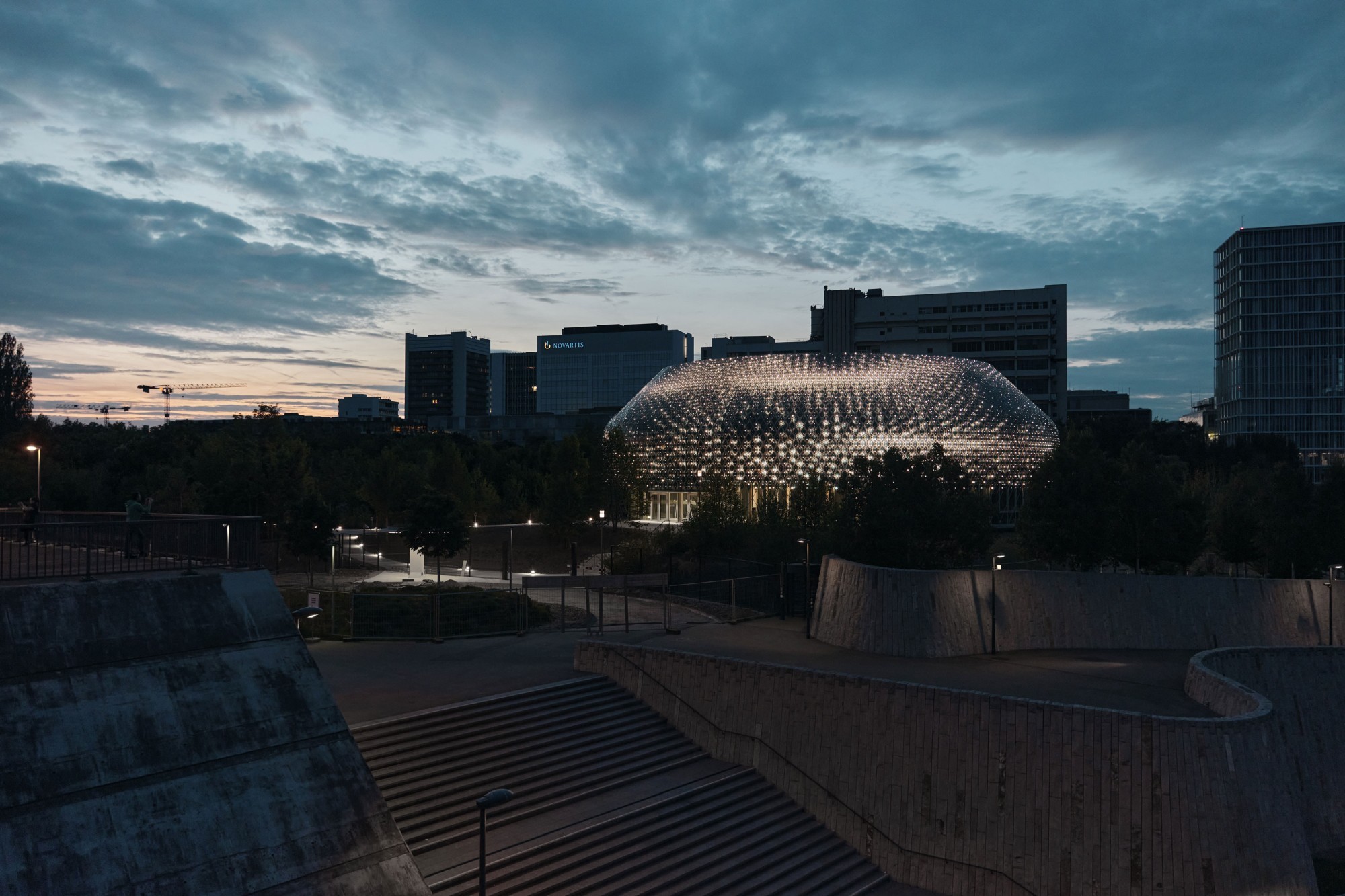 Pavillon auf dem Novartis-Campus bei Nacht.