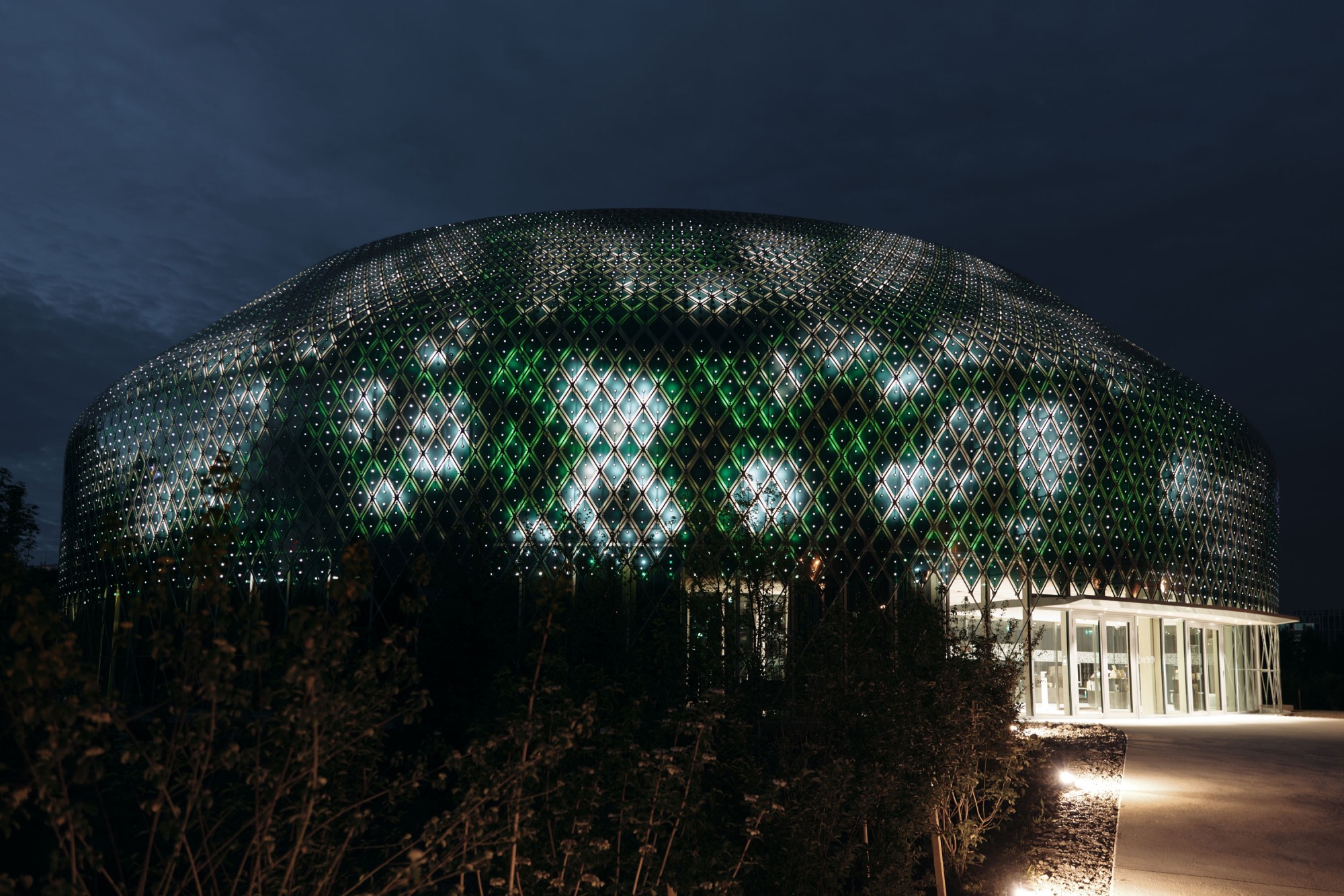 Pavillon auf dem Novartis-Campus bei Nacht.