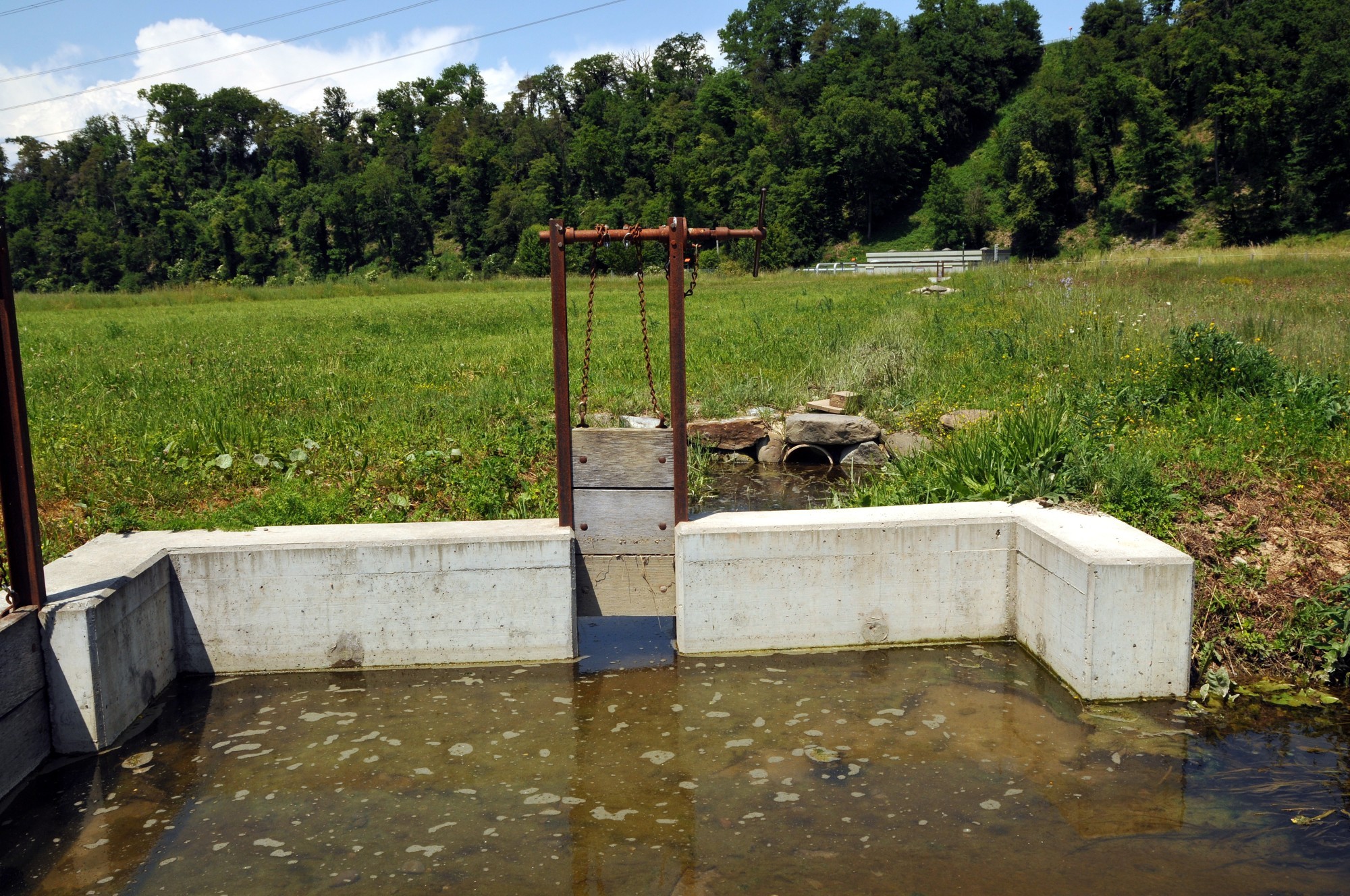 Wässerwiesen Hundig, Auffangbecken und Schleuse