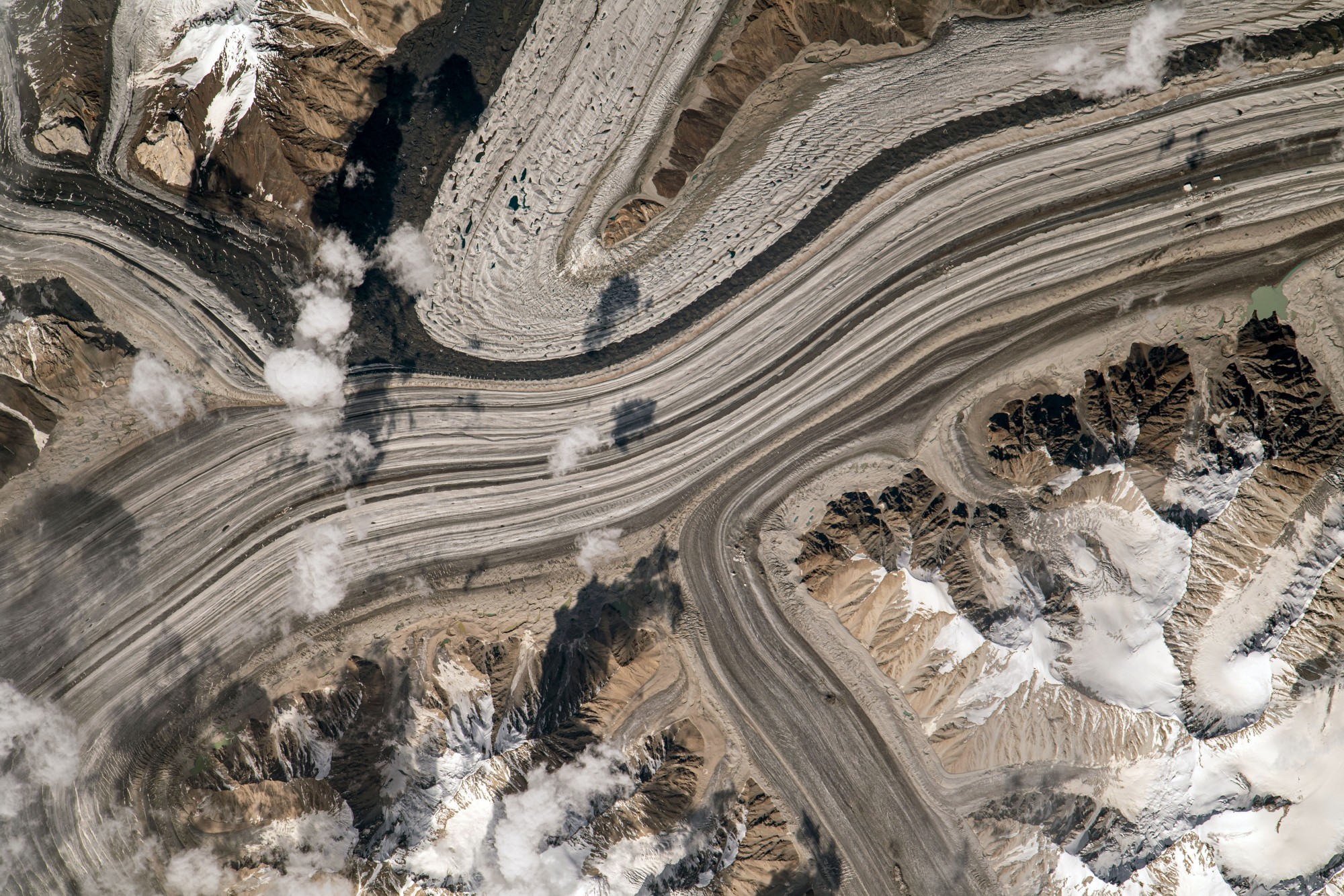 Gletscher im Karakoram-Gebirgskette  aus dem Orbit aufgenommen