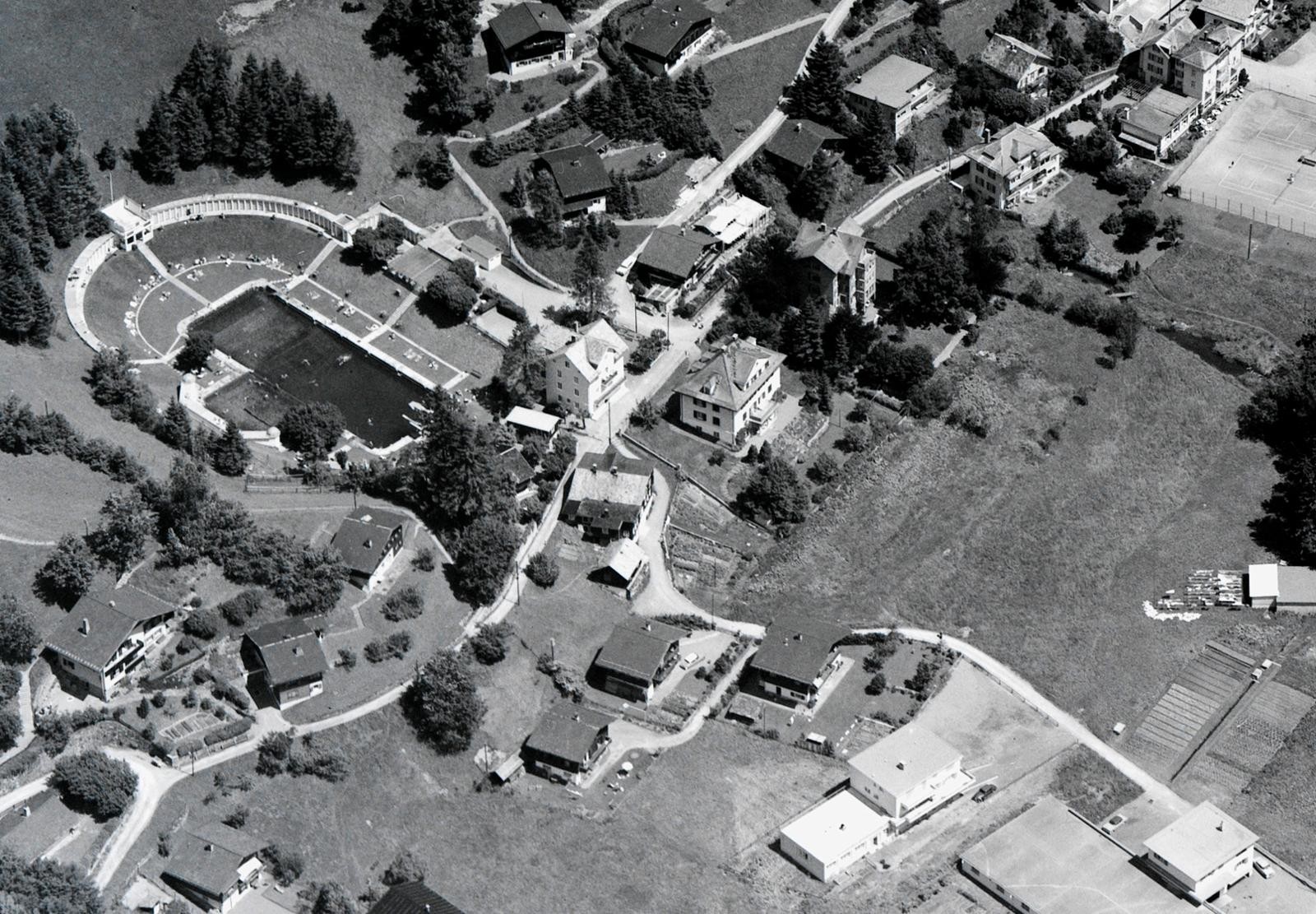 Luftaufnahme 1963 Schwimmbad Engelberg