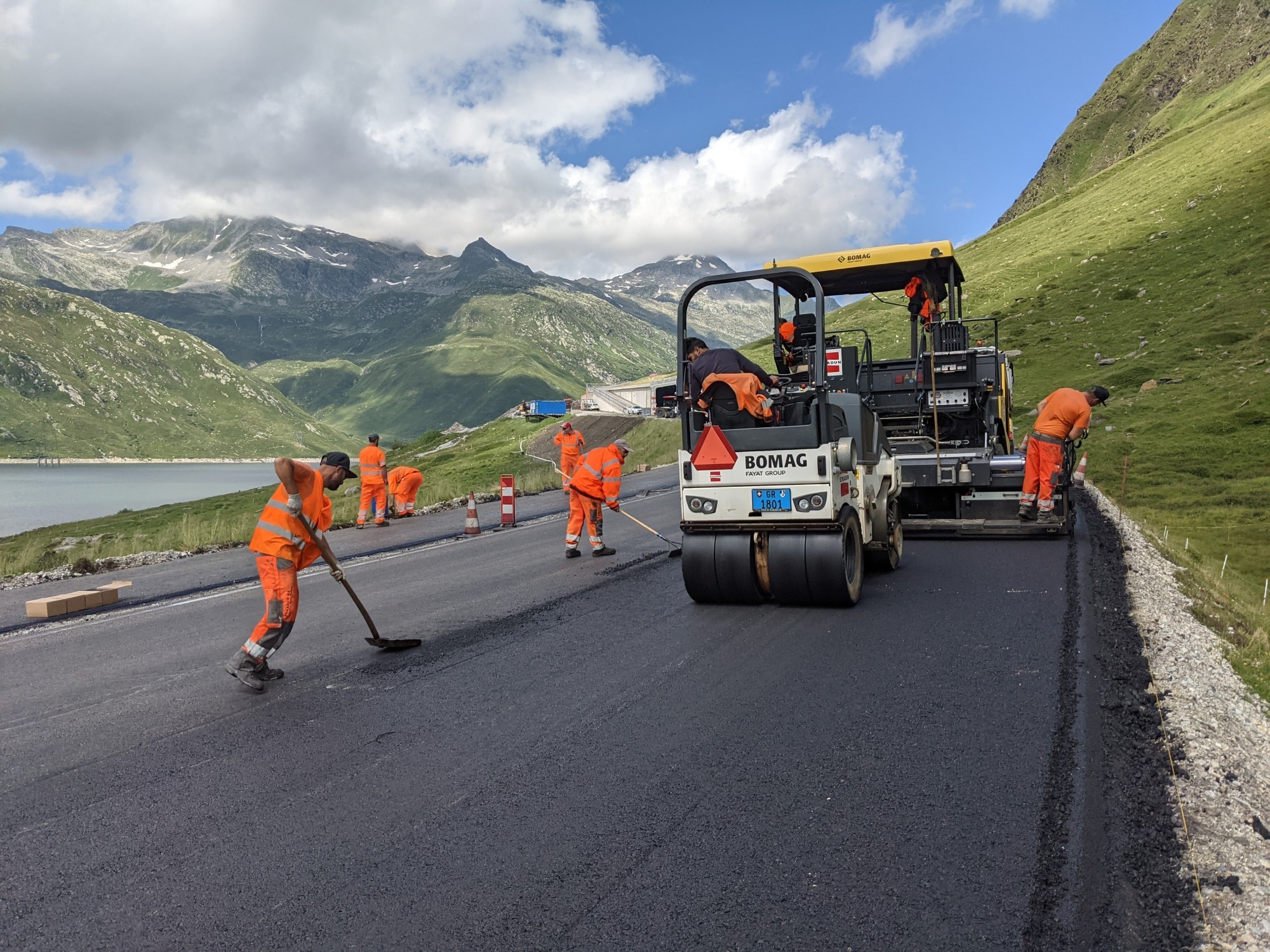 Teststrecke mit rezykliertem Asphalt auf dem Lukmanier.