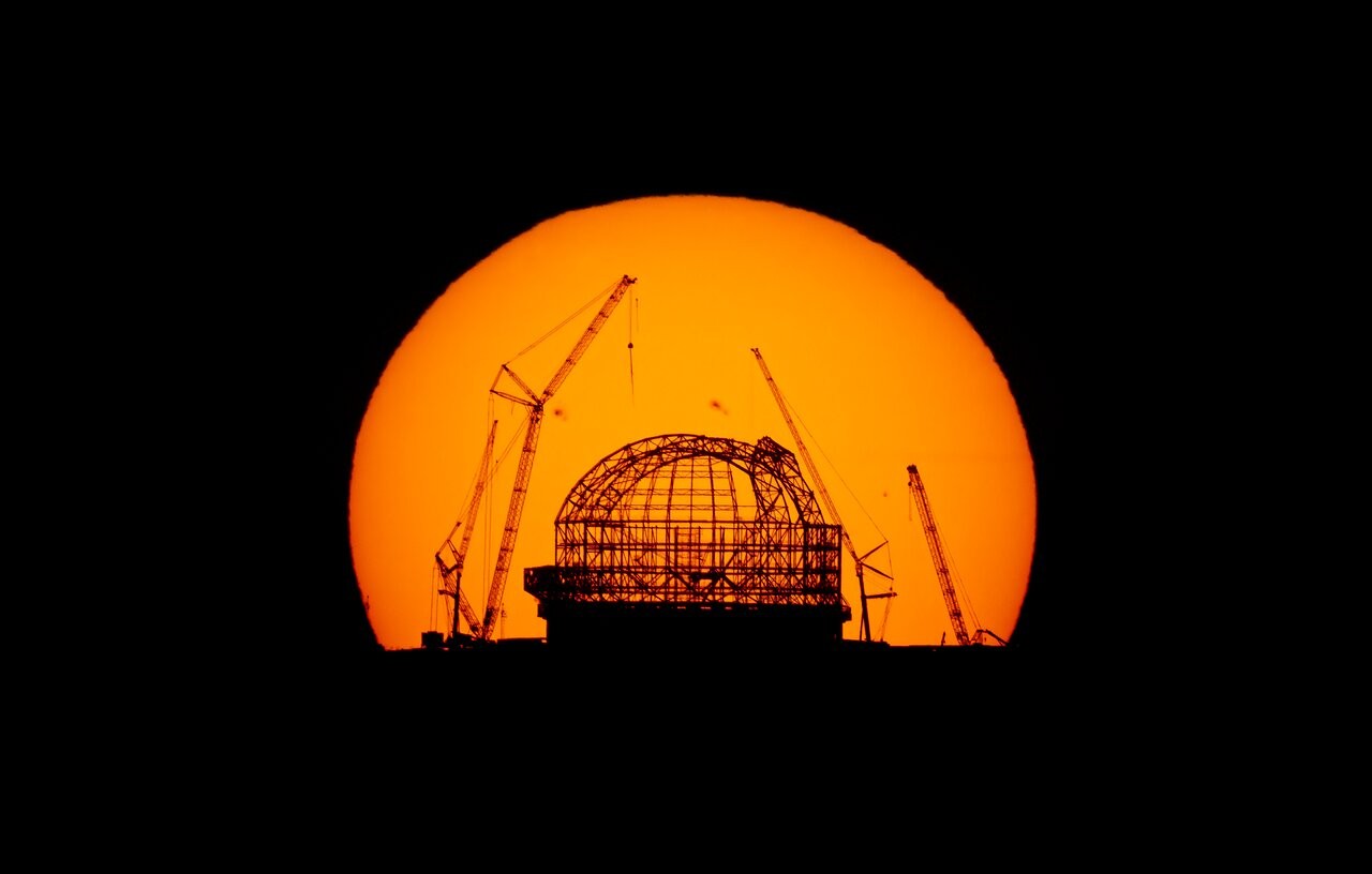 Baustelle des des Extremely Large Telescope  (ELT) in der Atacama-Wüste bei Sonnenaufgang