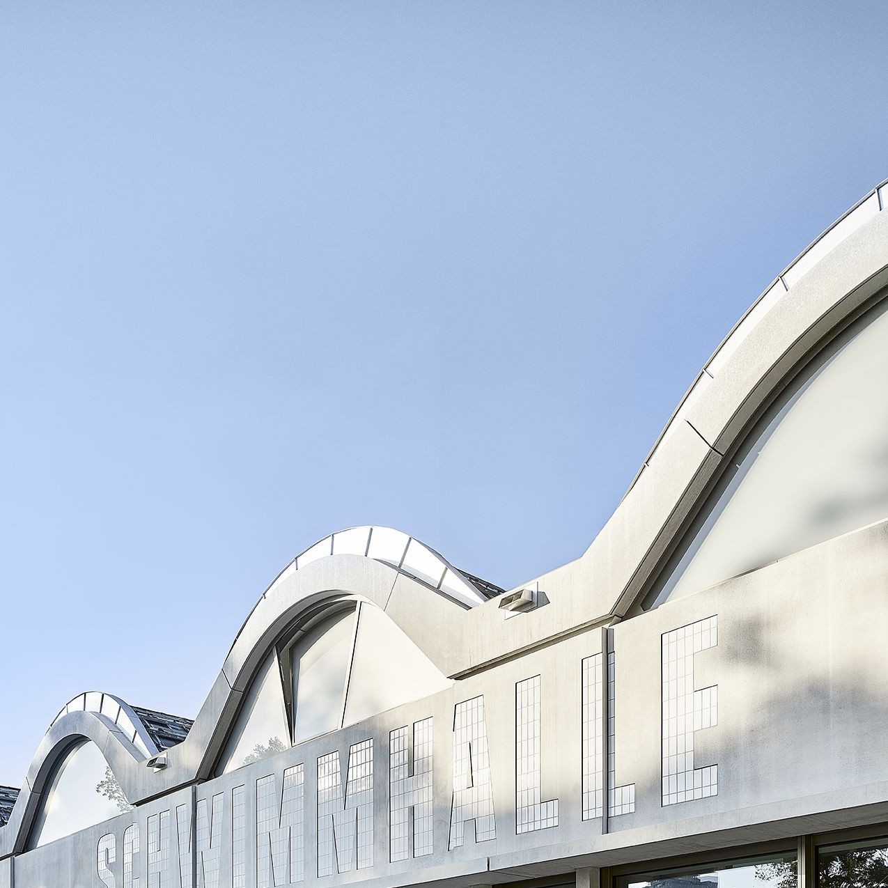 Aussenansicht Schwimmhalle Neufeld in Bern