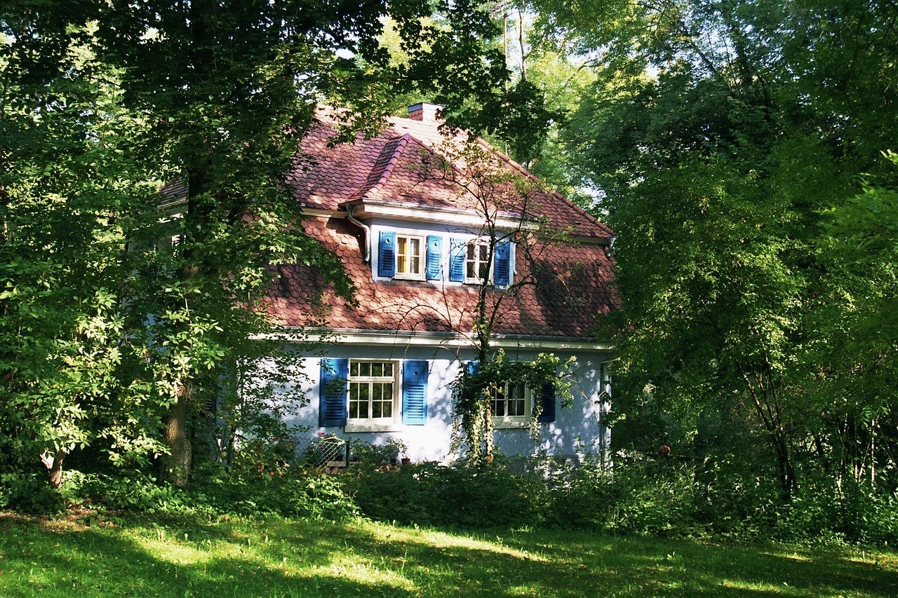 Einfamilienhaus hinter Bäumen (Symbolbild)