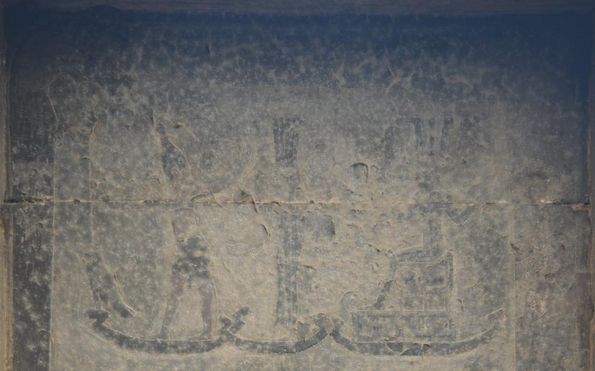 Detail der Decke des Tempels von Esna vor der Restaurierung.