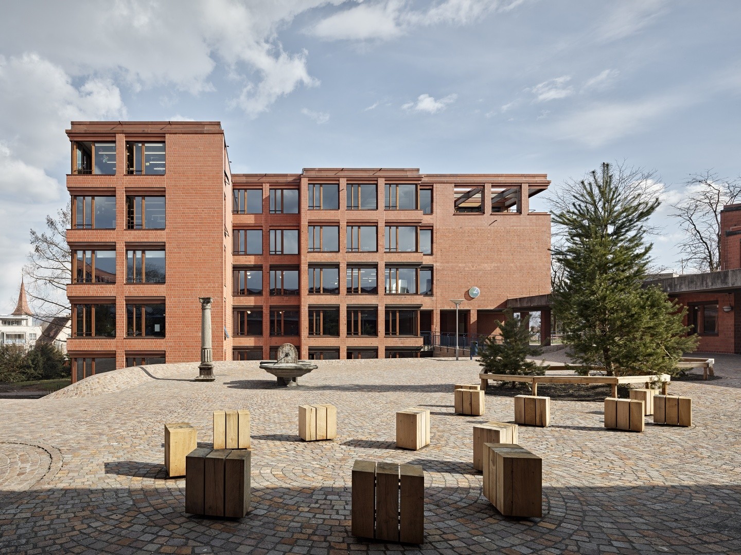 Schulanlage Röhrliberg I Anbau West und Aufstockung Transformation Hof