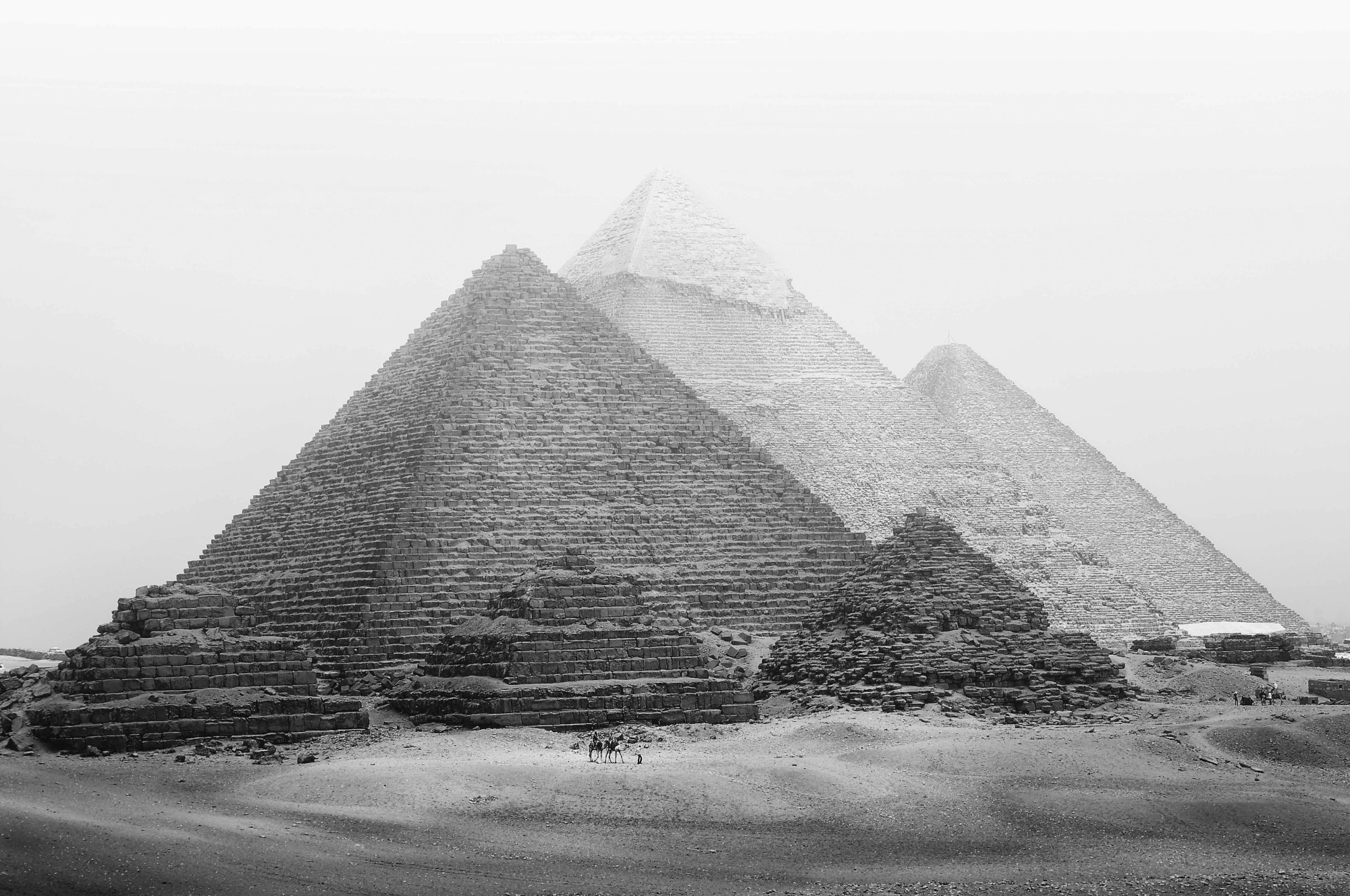 Pyramiden von Gizeh im Dunst.