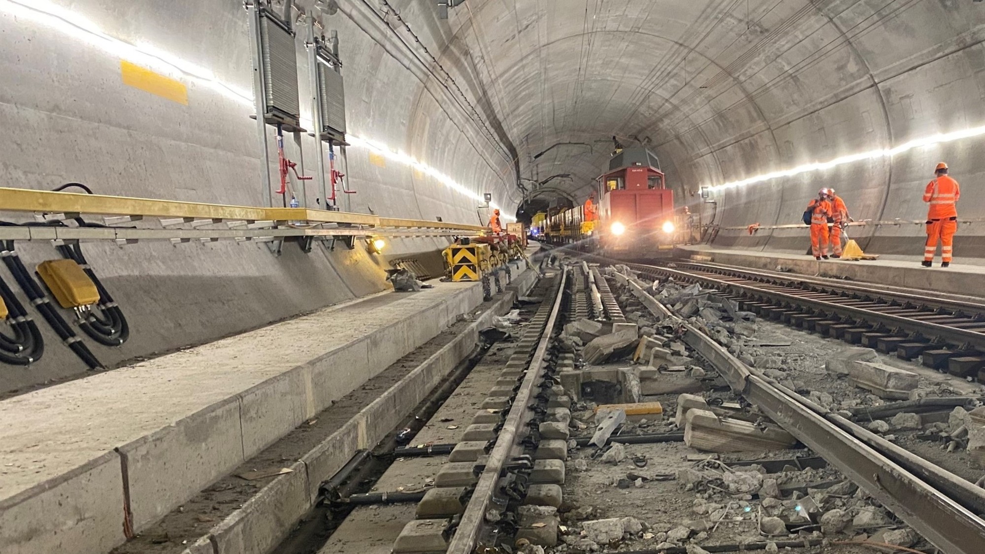 Zerstörte Gleise im Gotthardbasistunnel.
