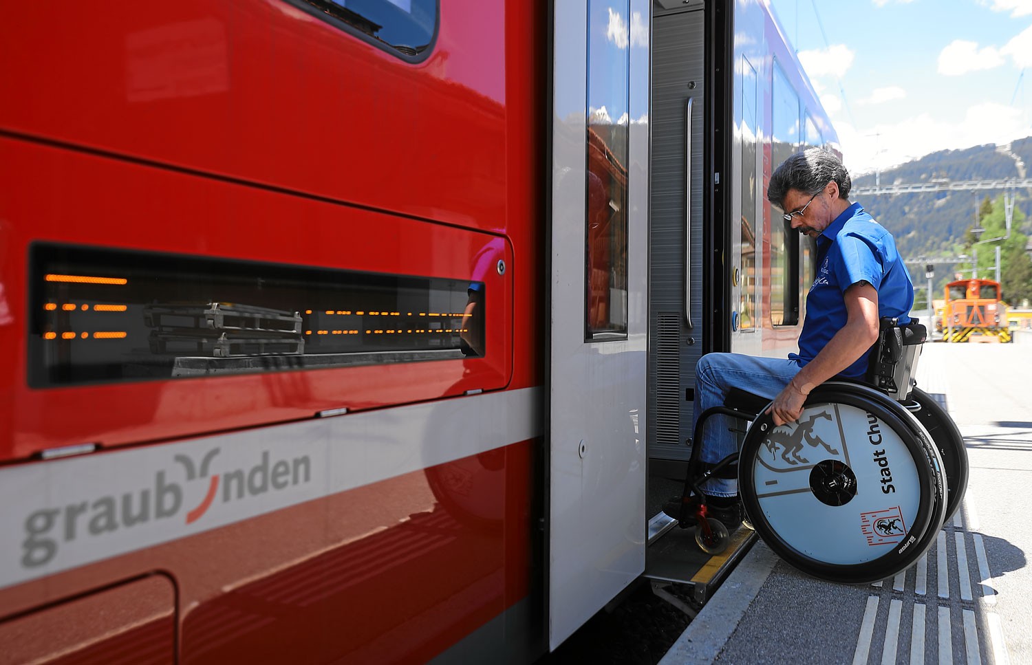 Rhätische Bahn Reisender mit Rollstuhl