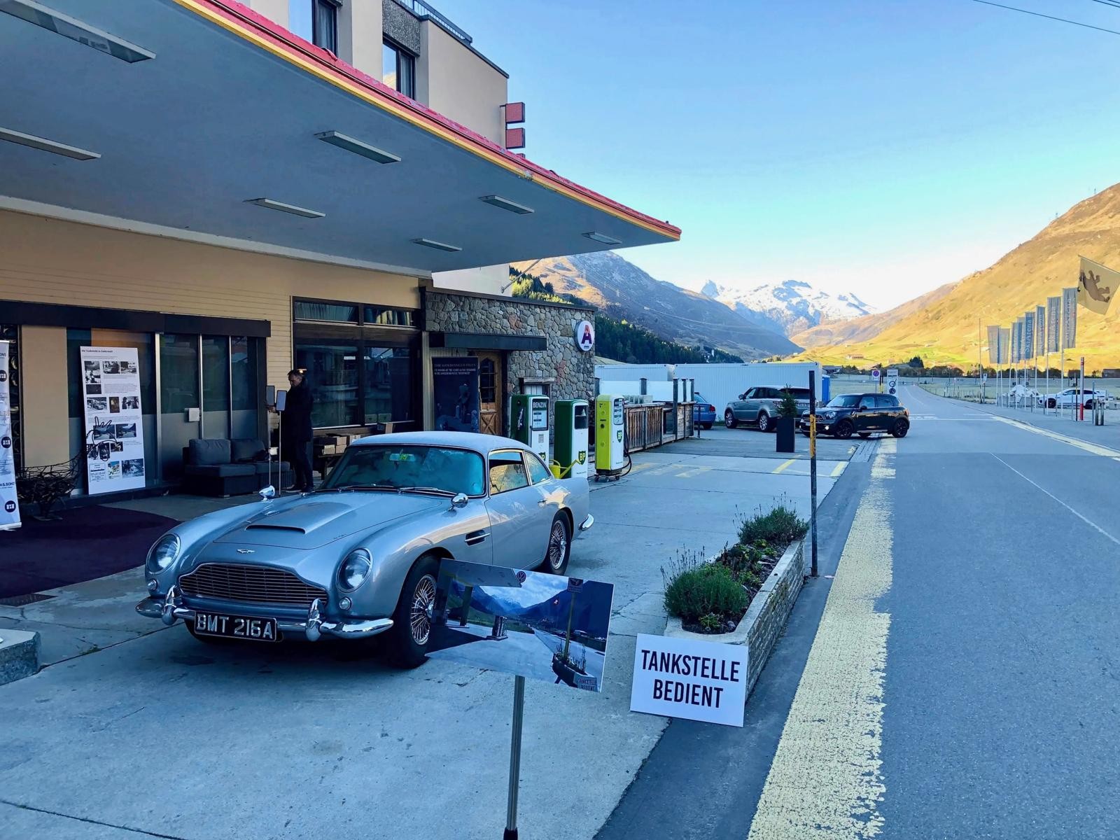 James Bond Tankstelle in Andermatt