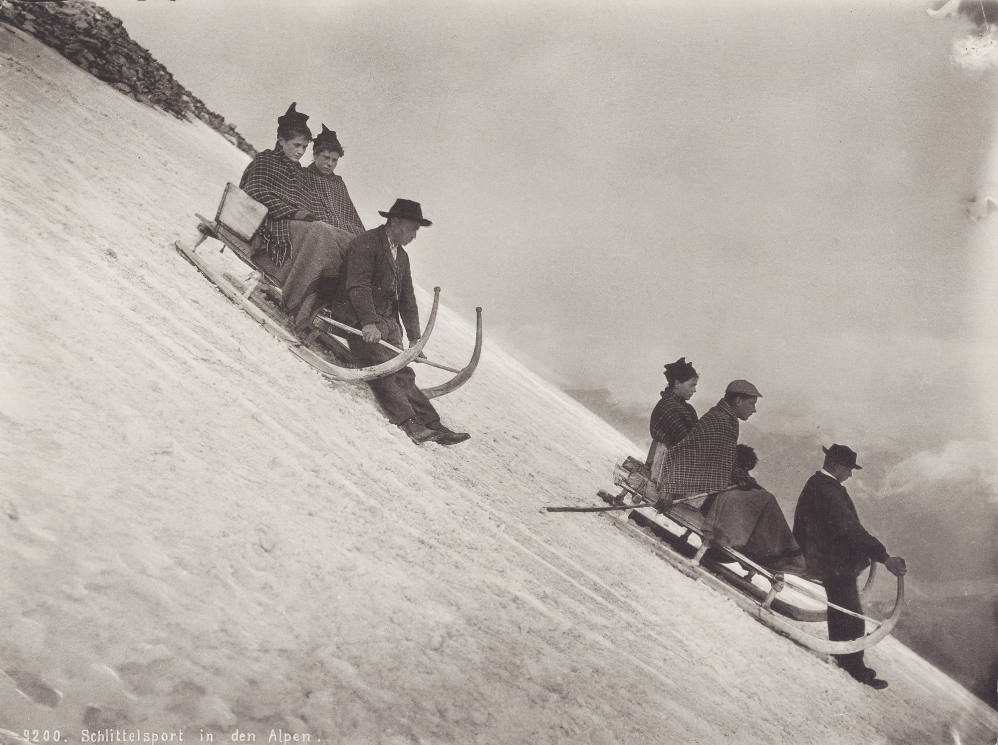 Schlitteln in den Alpen. (Historische Postkarte)