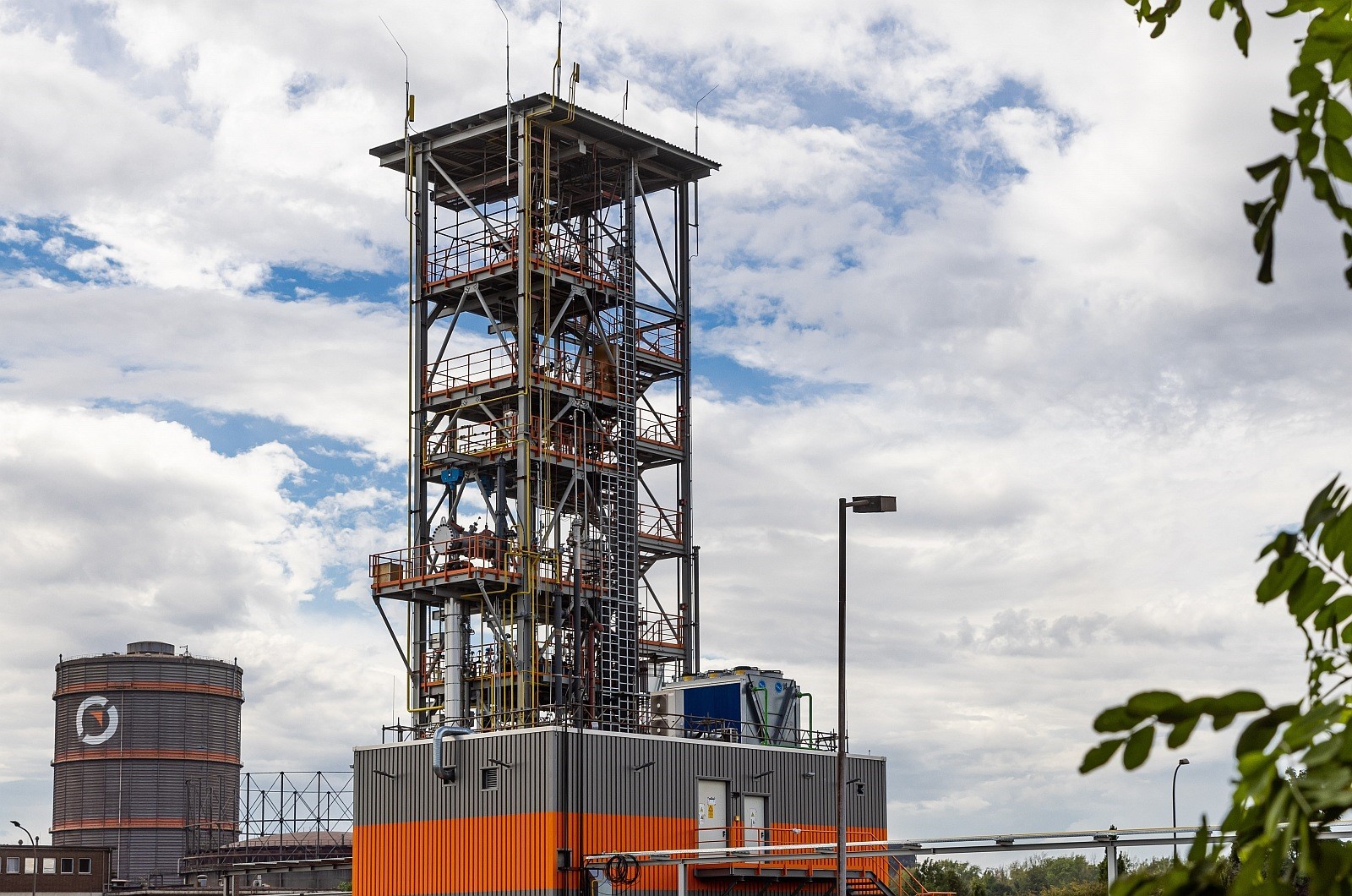 Bild 1 Stahlproduktion Turm bei Hüttenwerk