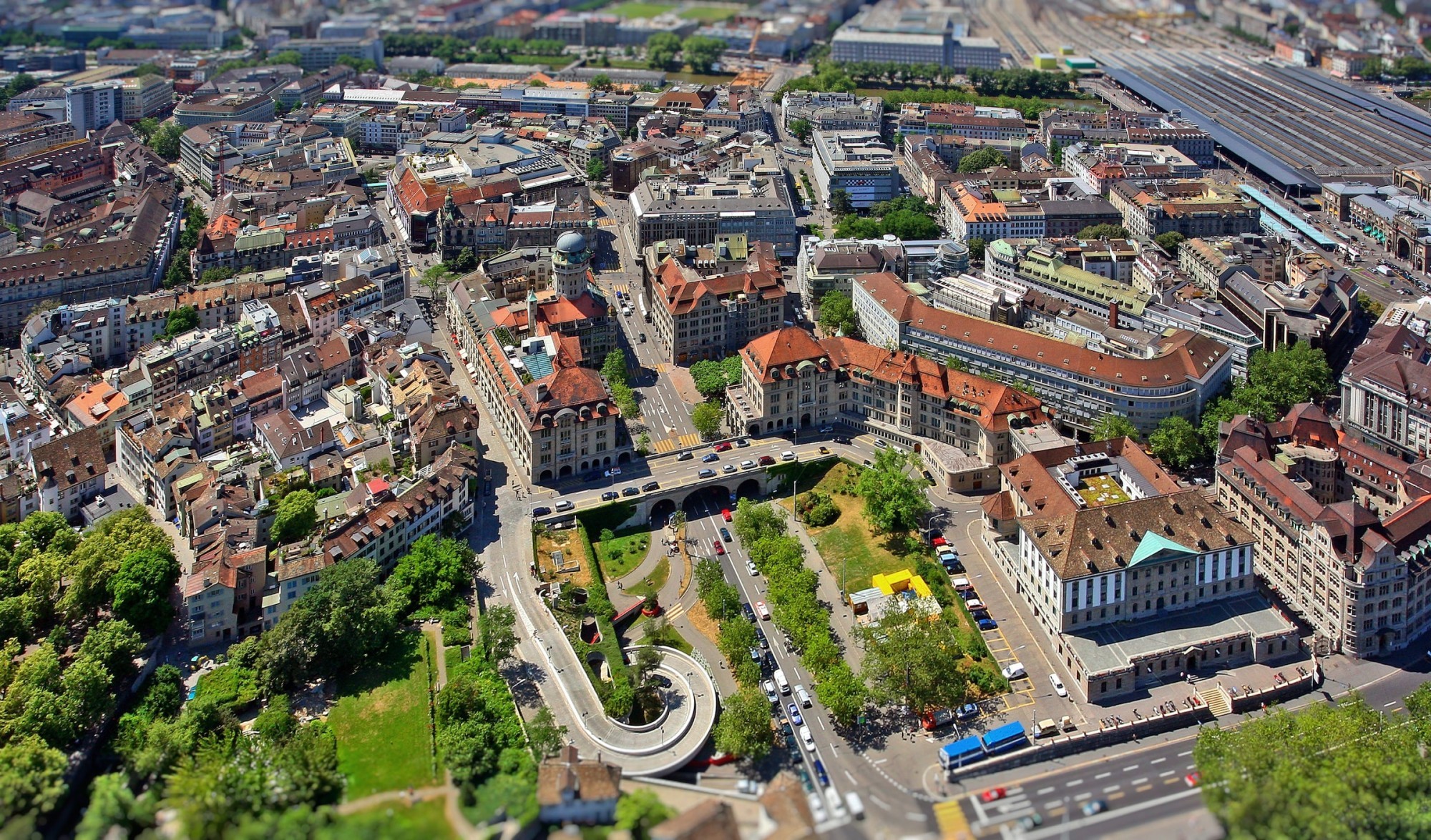 Blick auf die Uraniastrasse und Bäume in der Stadt Zürich