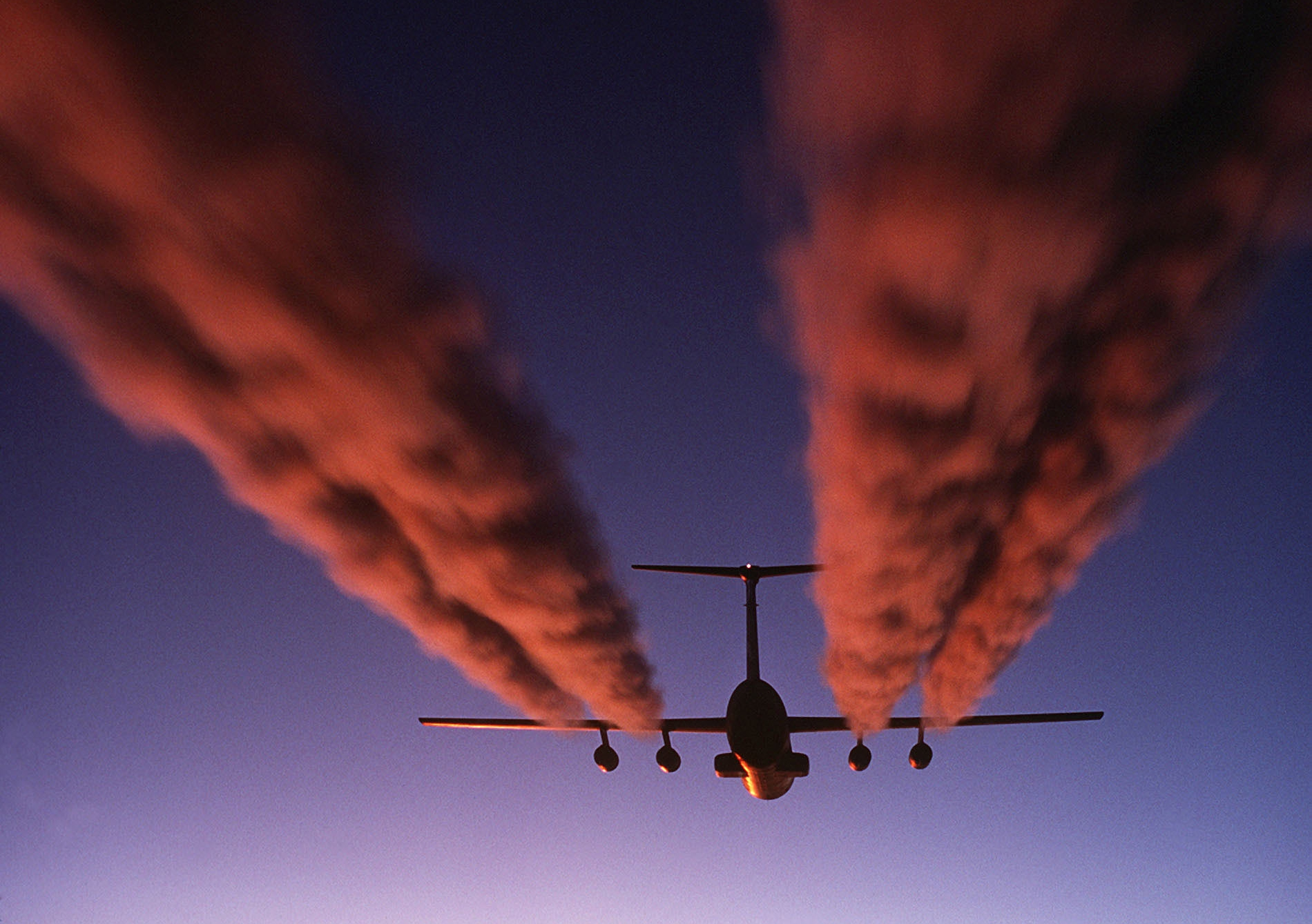 Flugzeug mit Kondensstreifen