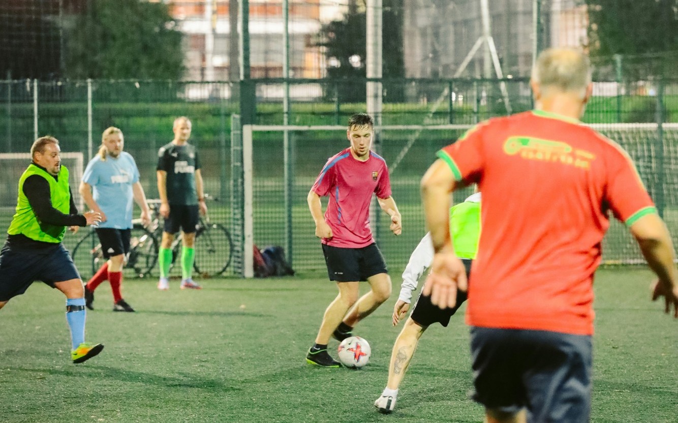 Fussballspieler bei Nacht