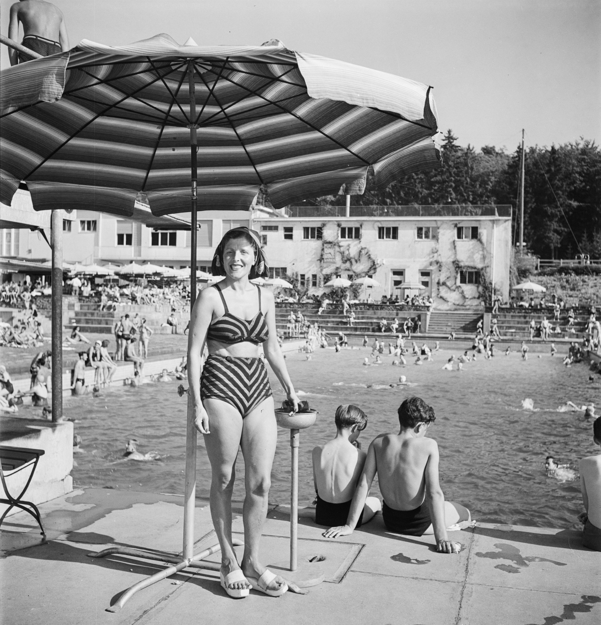Badegäste im Freibad Dolder in Zürich um 1947