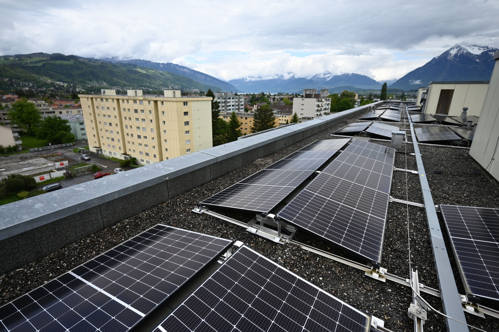Solarpanels auf Wohnsiedlung in Thun