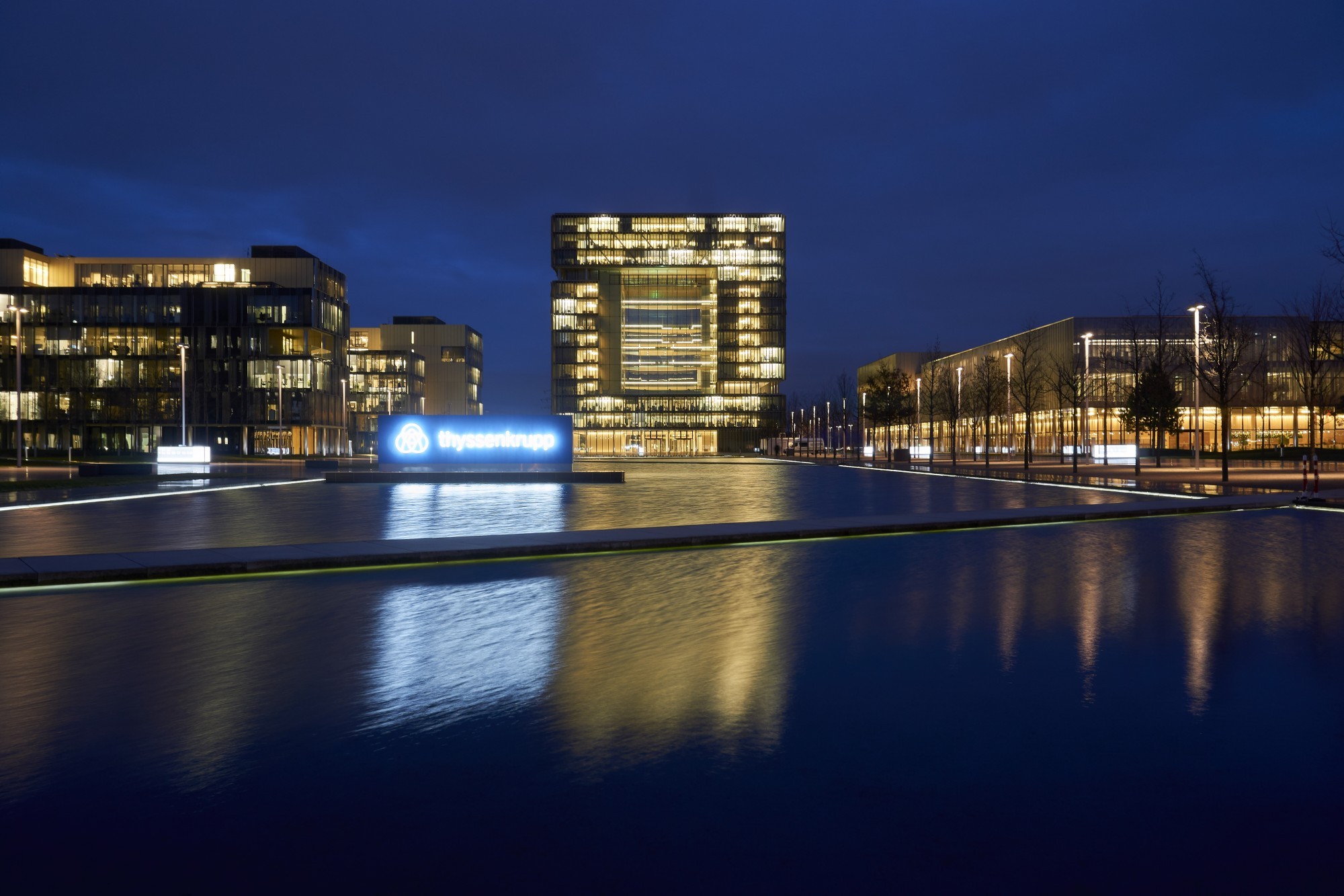 Das ThyssenKrupp-Quartier während der Blauen Stunde im Februar 2019