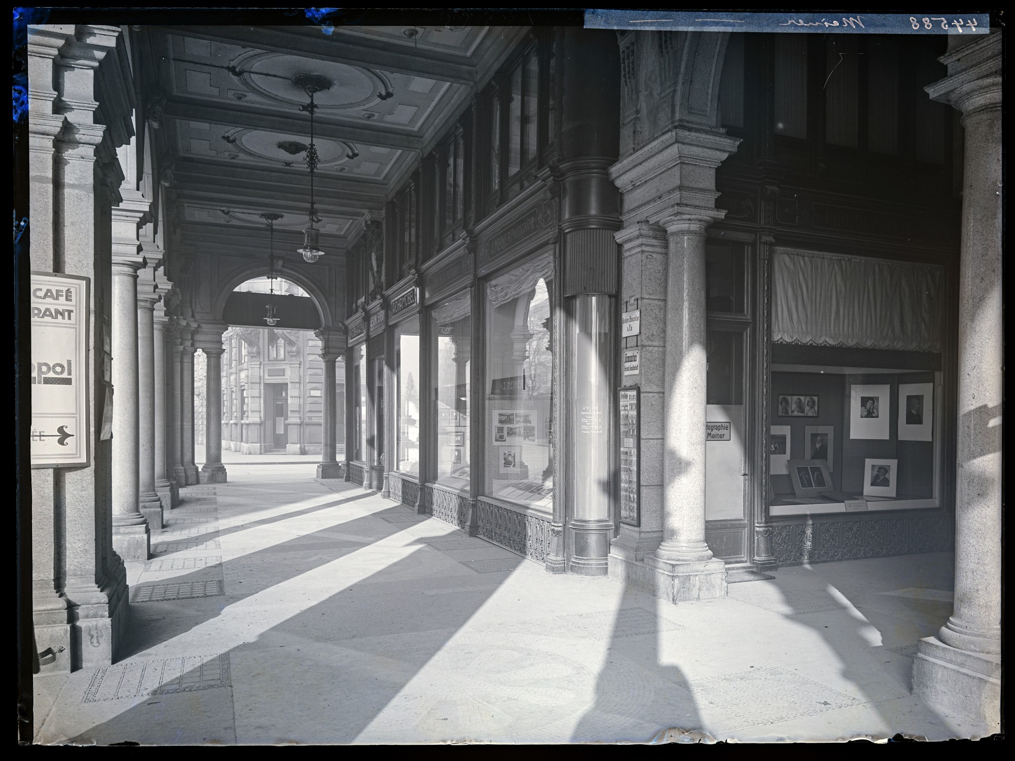 Der Eingang zu Johannes Meiners Atelier an der Börsenstrasse 10 um 1918.