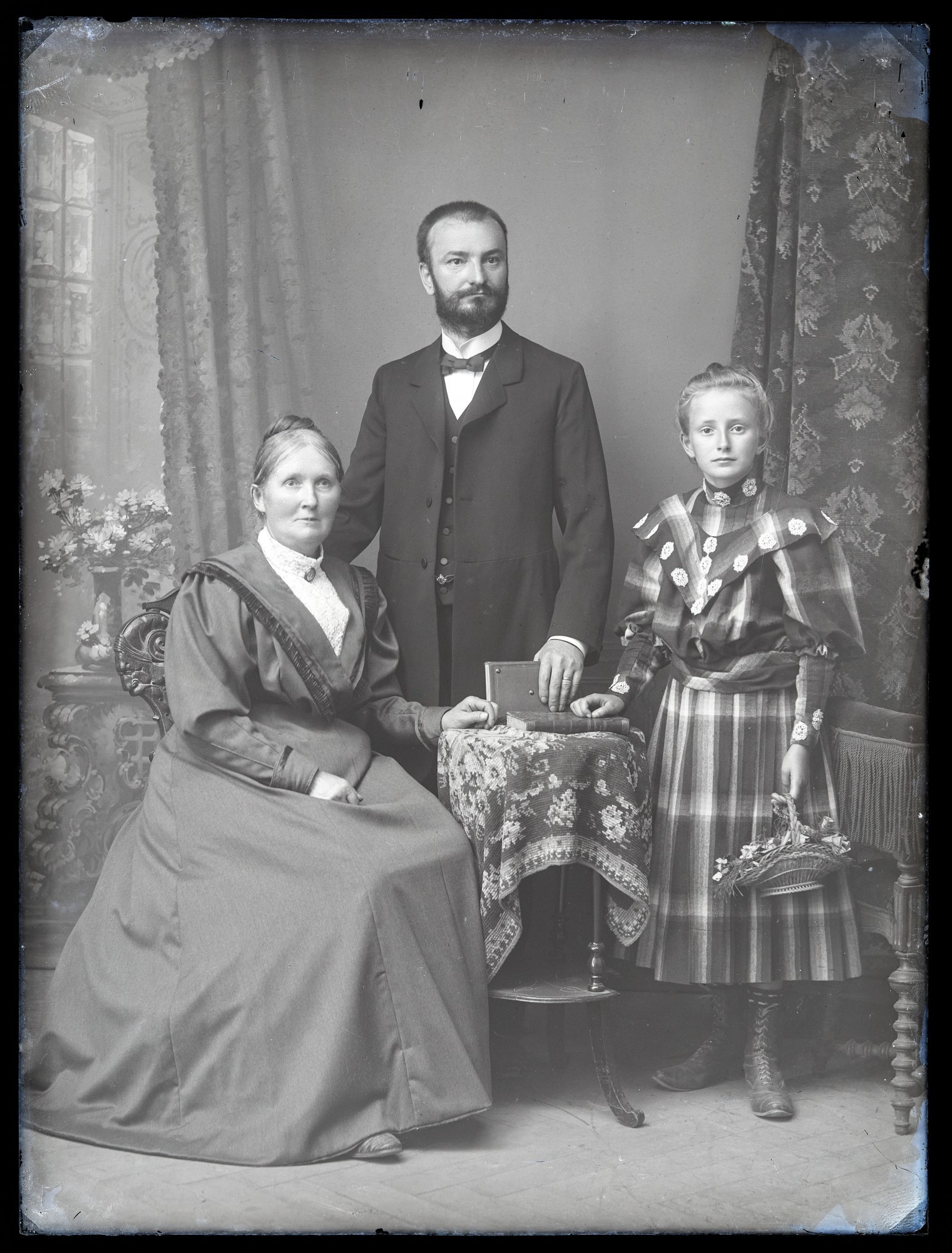 Familienporträt aus dem Atelier von Johannes Schucht.