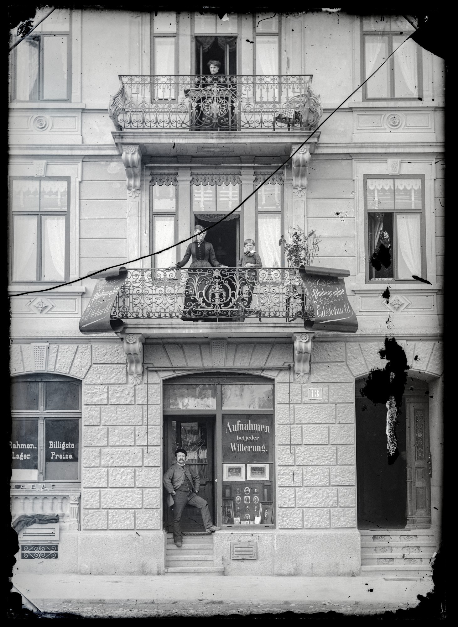 Die Ladenfront des Atelier Schucht an der Kasernenstrasse um zirka 1890.