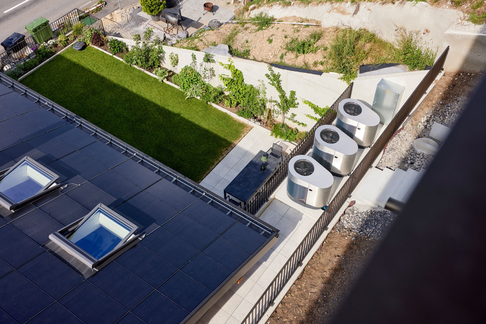 Neubau ein Merligen mit ganzflächigem Solardach