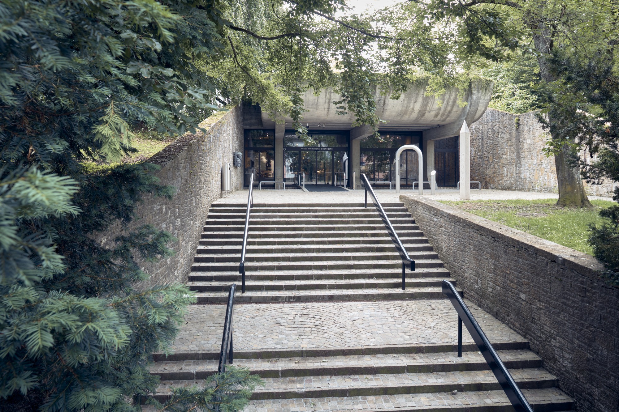 Eingang zum Internationalen Uhrenmuseum in La Chaux-de-Fonds