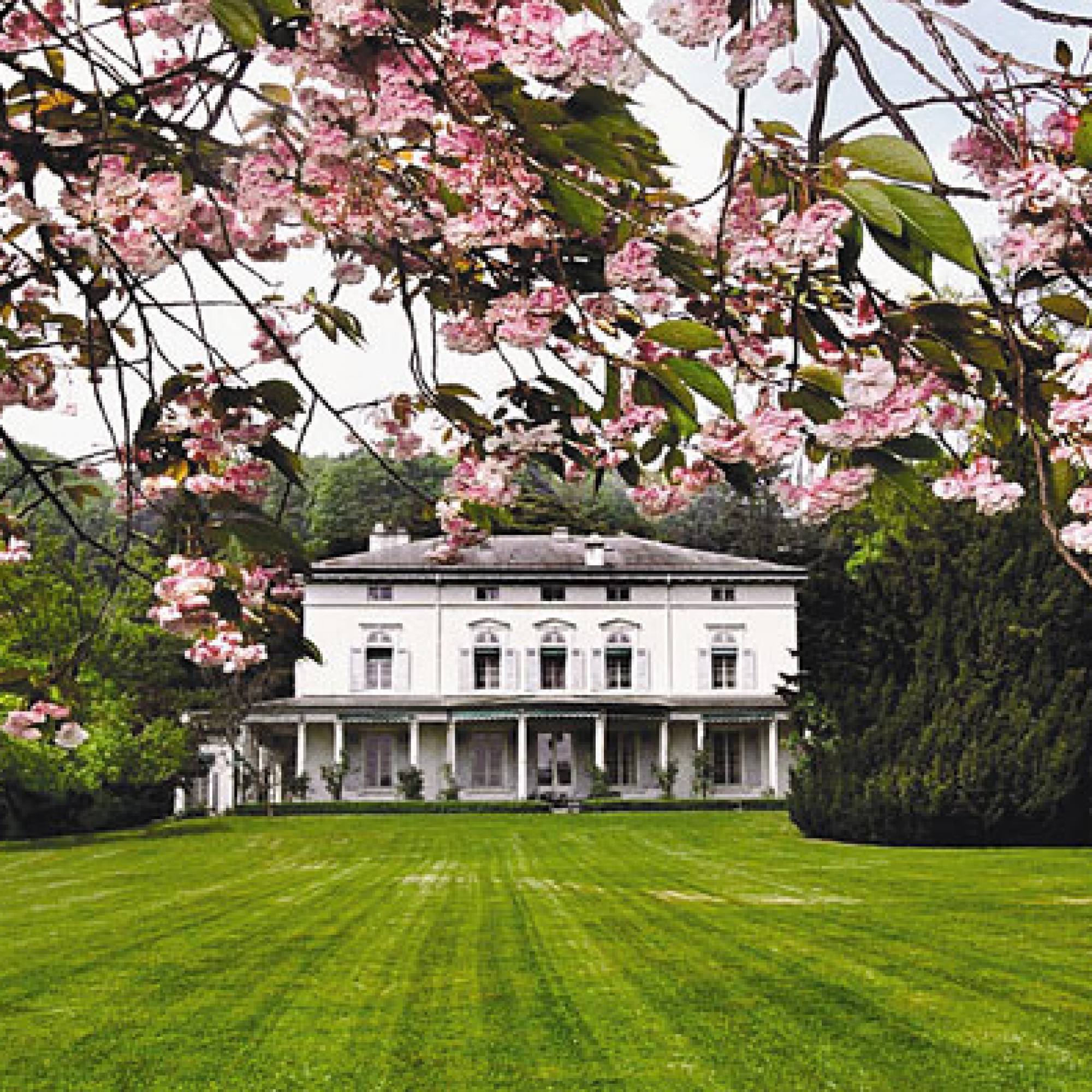 Chaplins Villa "Manoir de Ban" in Corsier-sur-Vevey am Genfersee (Bild: Tahdrummond, wikimedia, CC)