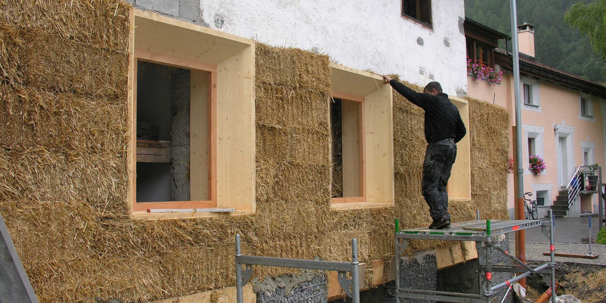 Sanierung Aussenfassade mit Stroh in Susch