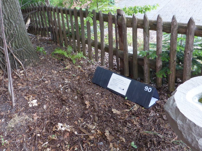 Spurentunnel in einem Garten