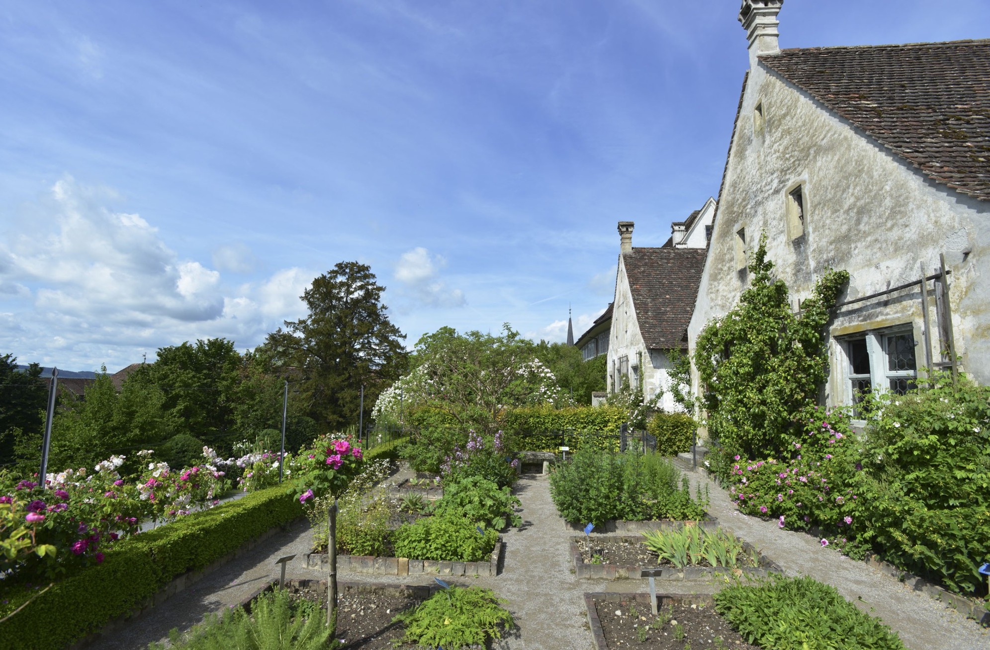 Kräutergarten mit zwei Häuschen quer