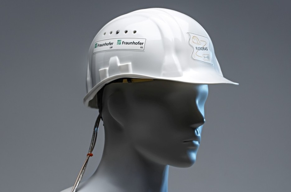 Helm mit Piezo-Elektret-Wandler