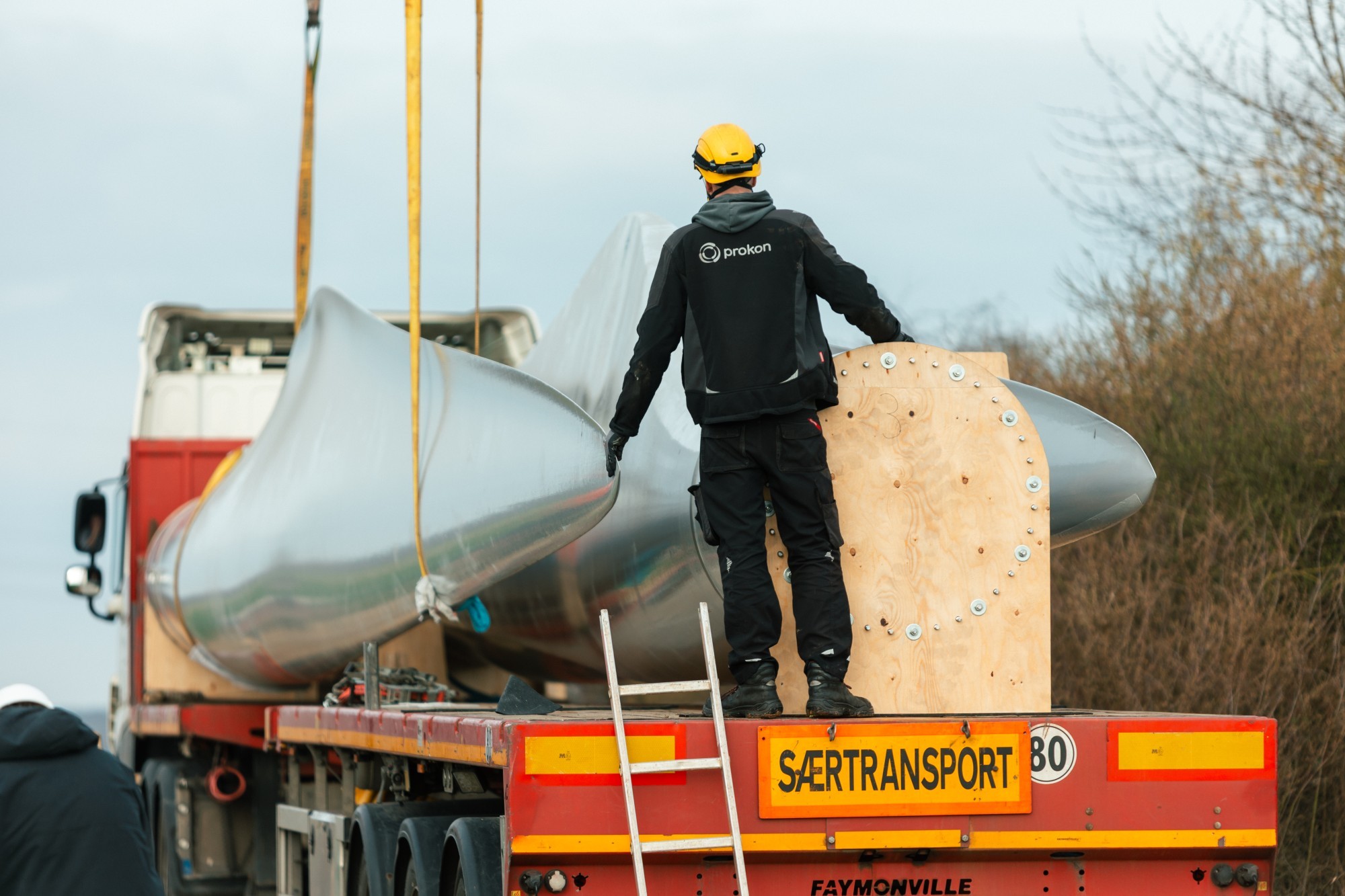 Rotorblätter werden abgeladen.