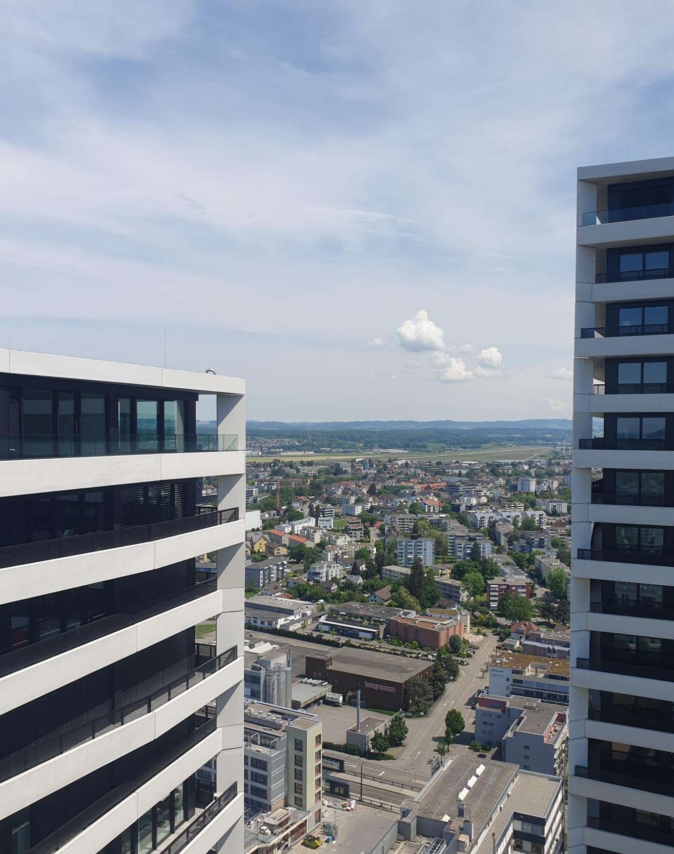 Blick zwischen zwei Türmen der Three-Point-Überbauung in Dübendorf hindurch auf die Umgebung.