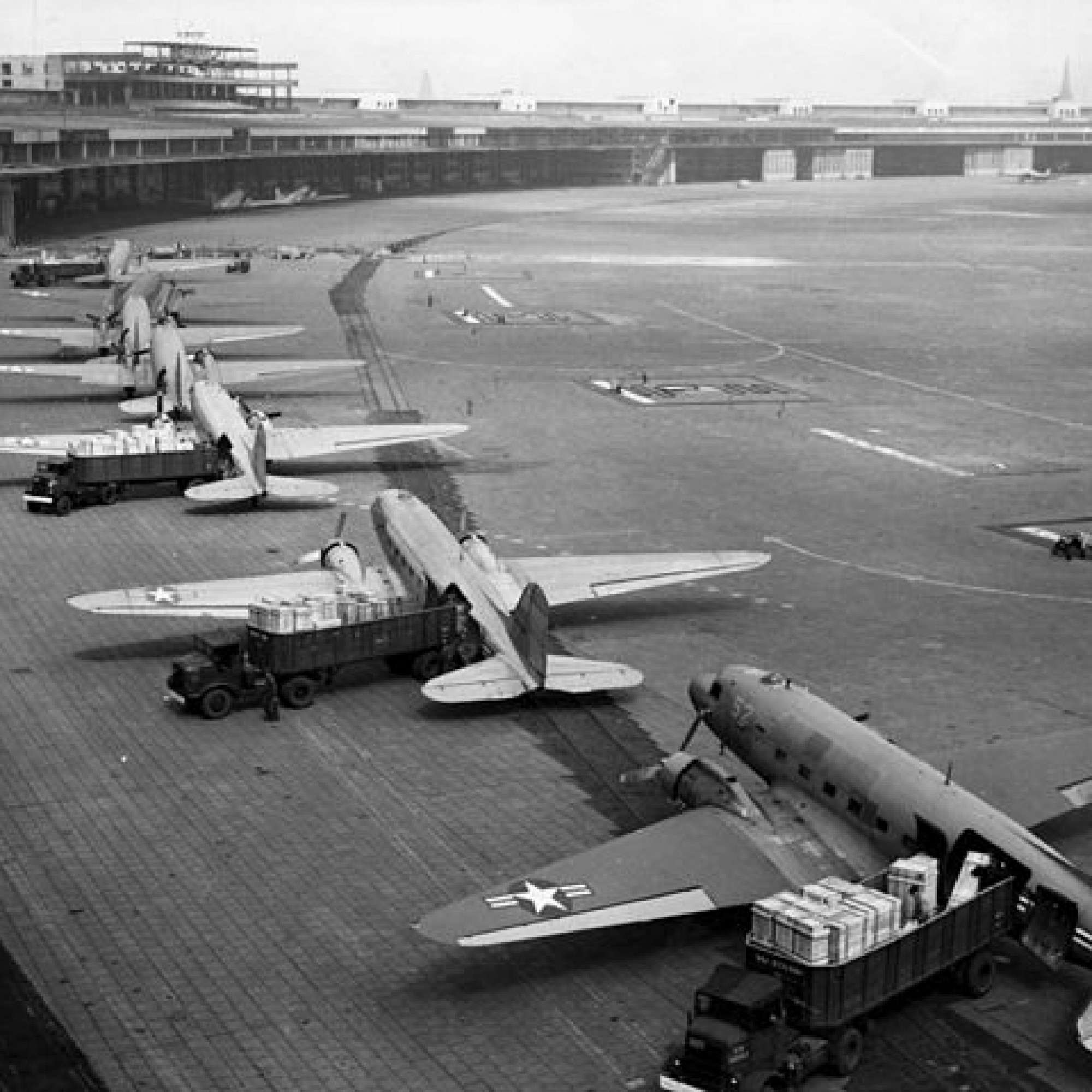 "Rosinenbomber" am Flughafen Tempelhof während der Luftbrücke, zirka 1948-49 (Bild: U.S. Air Force, public domain)