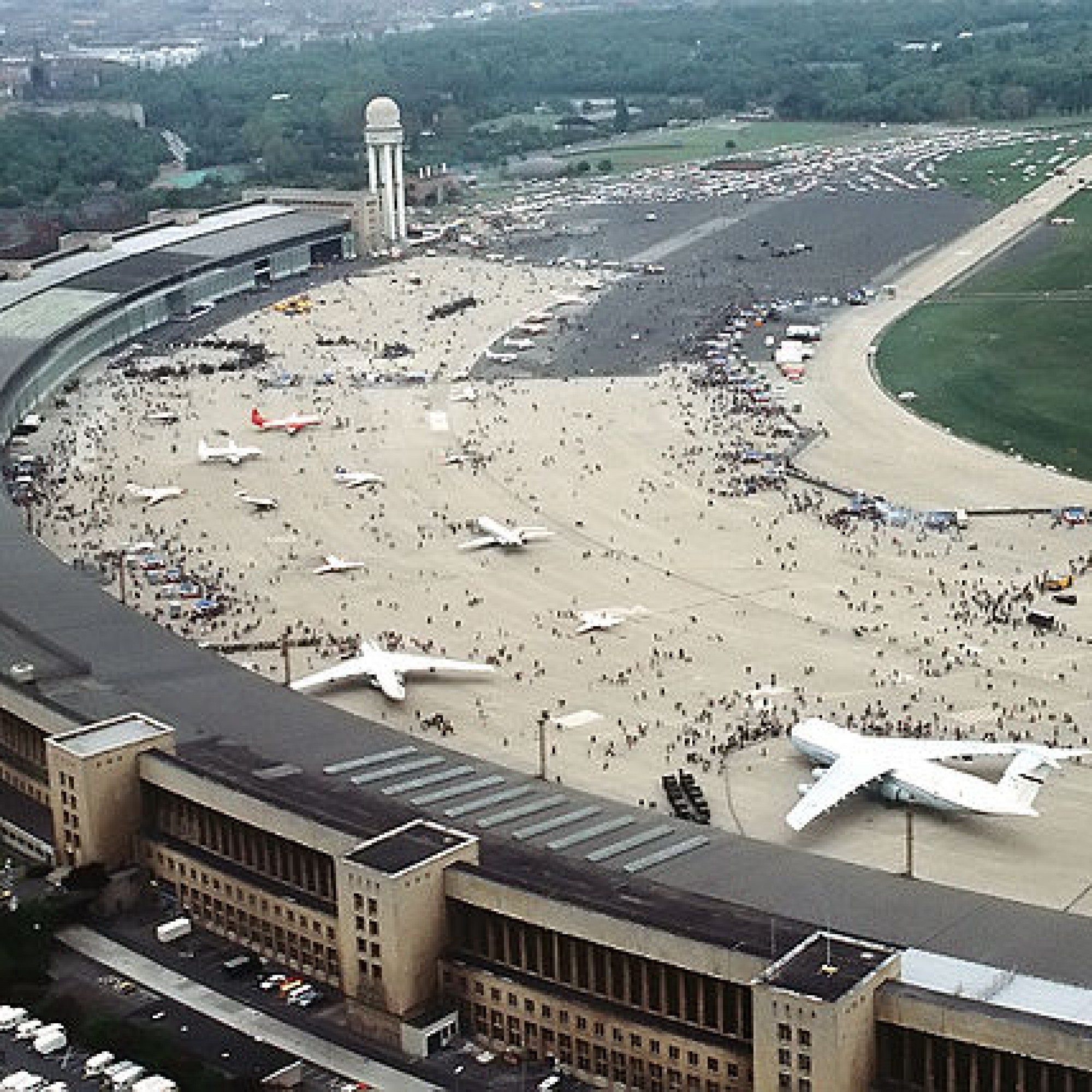 Tag der offenen Tür am Flughafen Tempelhof 1984 (Bild: U.S. Air Force, public domain)