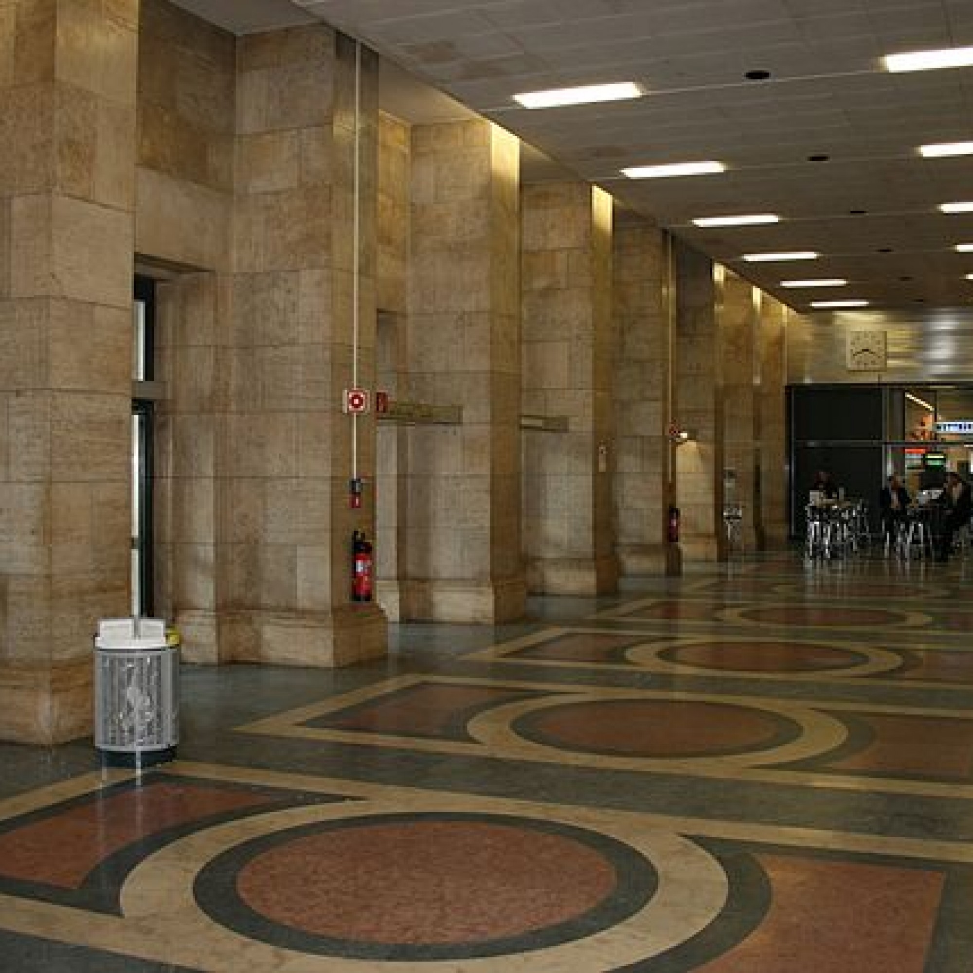 Eingangsbereich Flughafen Tempelhof vor der Abfertigungshalle, 2008 (Bild: Sir James, wikimedia, CC)