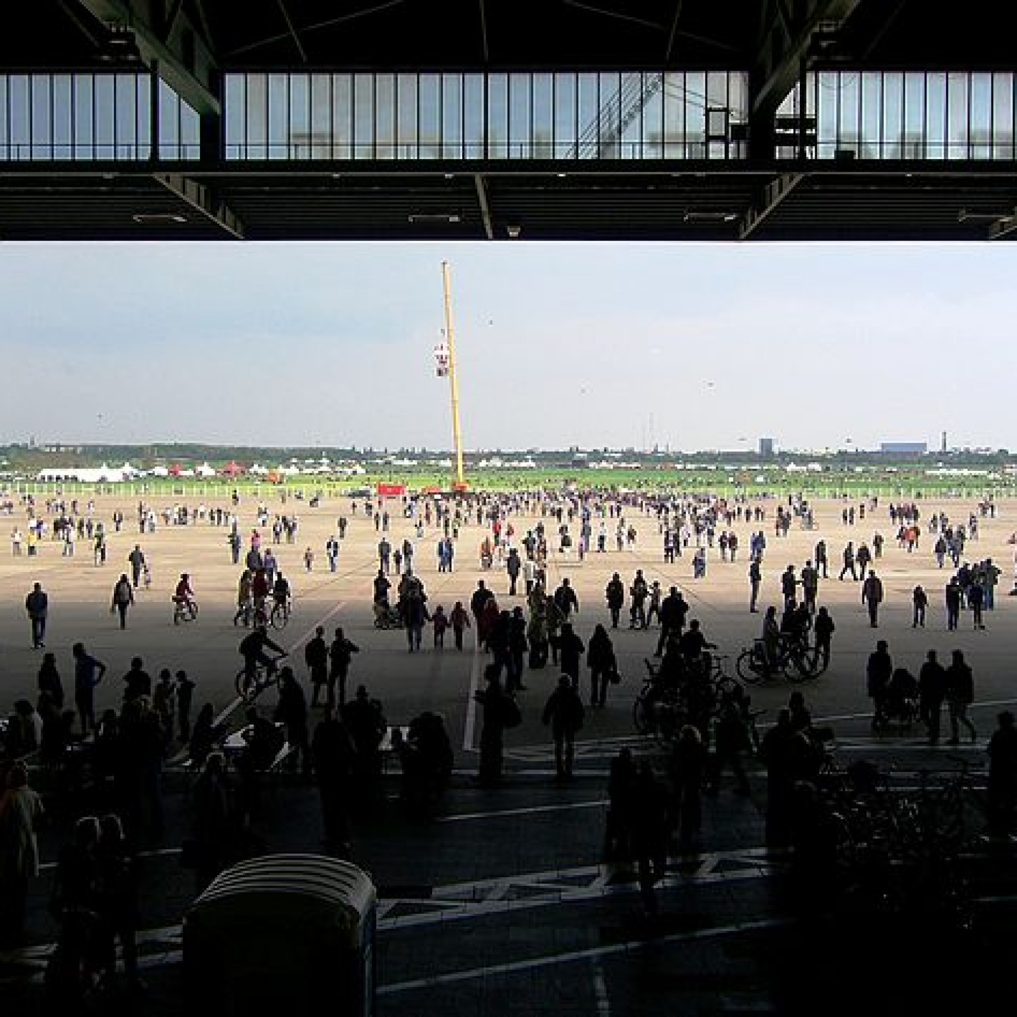 Öffnung des Flugfeldes für die Öffentlichkeit am 9. Mai 2010 (Bild: wikimedia, CC)