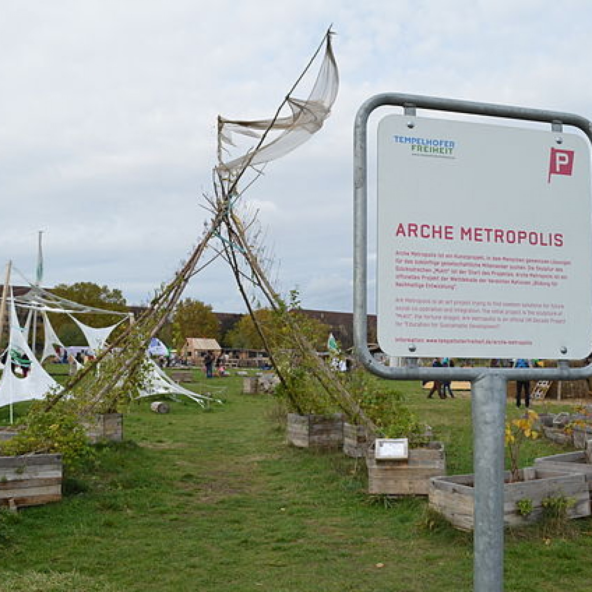 Die Arche Metropolis auf dem Tempelhofer Feld, ein Kunstprojekt, bei dem "Menschen gemeinsame Lösungen für das zukünftige gesellschaftliche Miteinander suchen." (Bild: Britta79, wikimedia, CC))