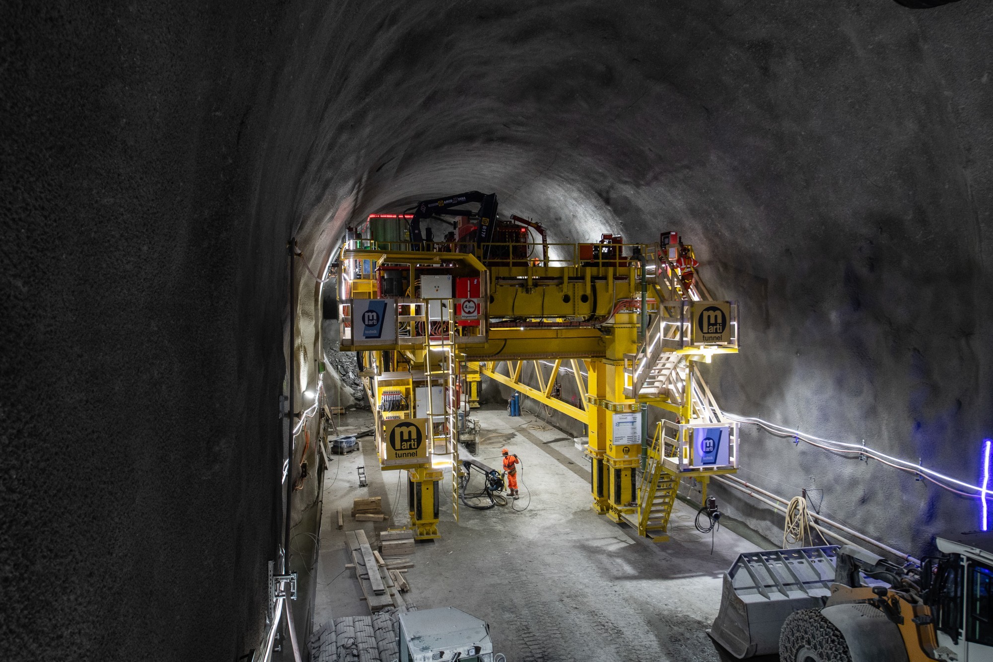 Vortriebsportal in Betrieb auf der Baustelle der Gotthardröhre.