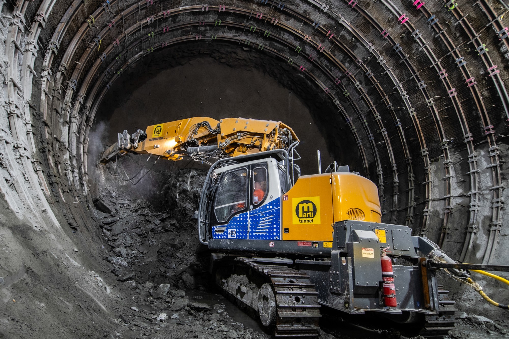 Elektro-Tunnelbagger auf der Baustelle der Gotthardröhre.