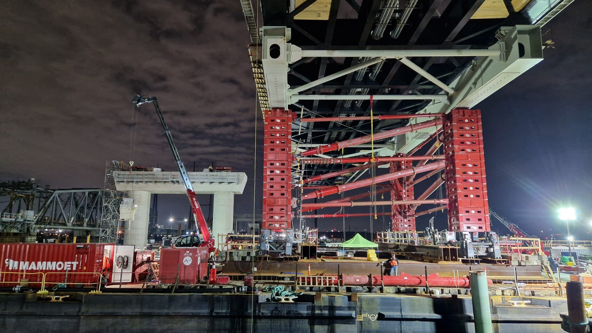 Baustelle der Portal North Bridge bei Nacht, Detail.