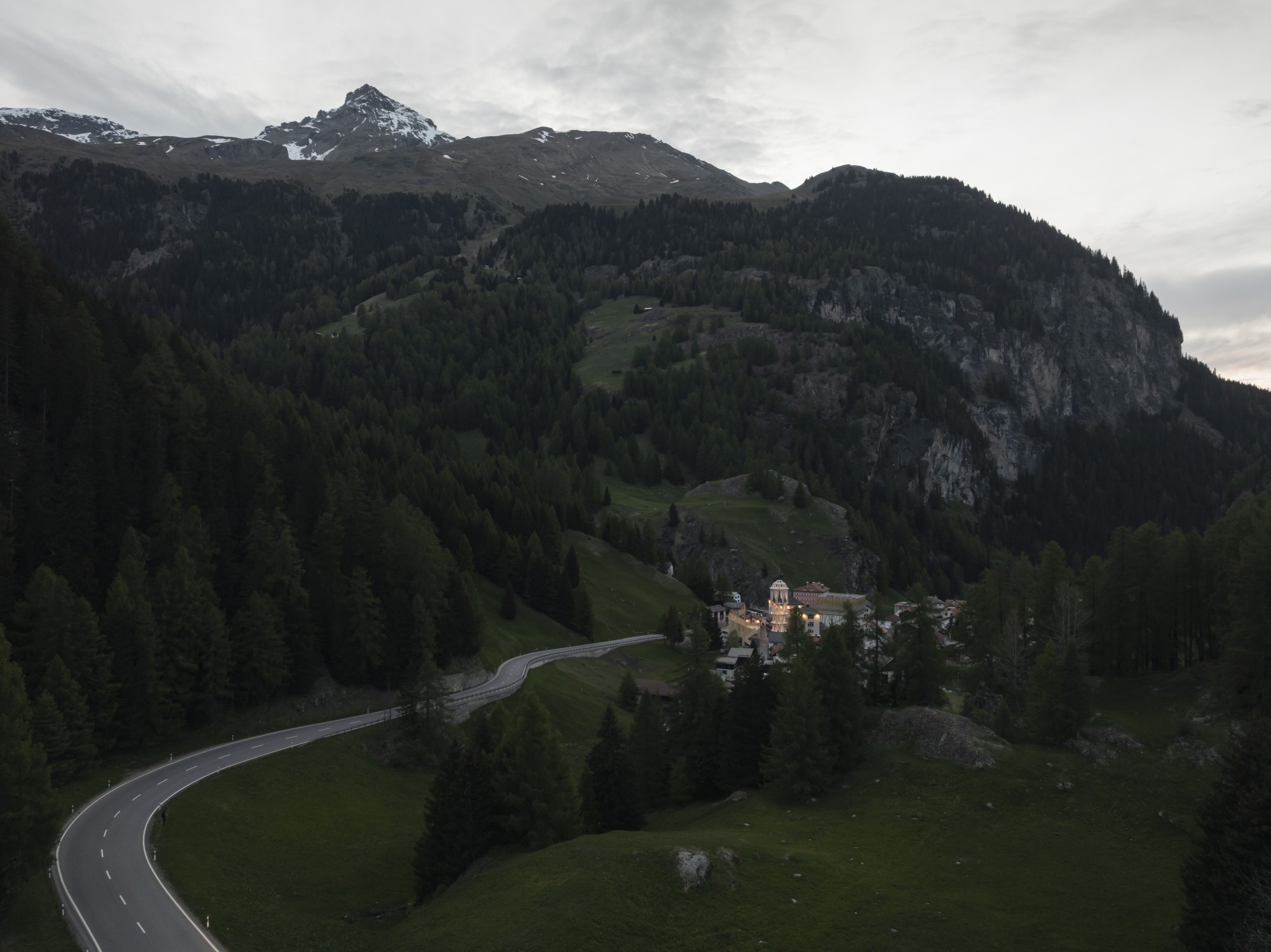 Mulegns mit dem Weissen Turm (Panoramabild)