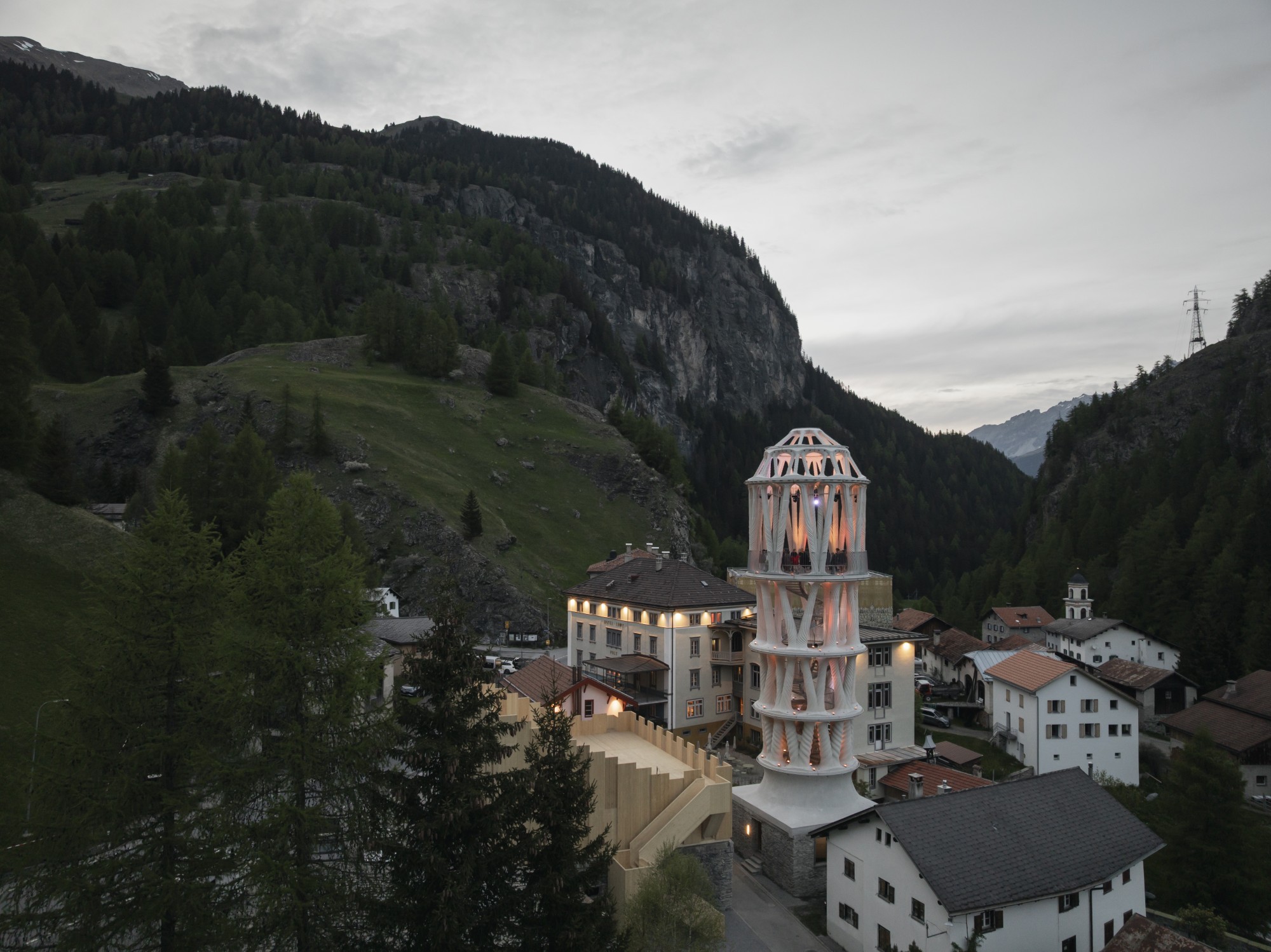 Der Weisse Turm in der Abenddämmerung.